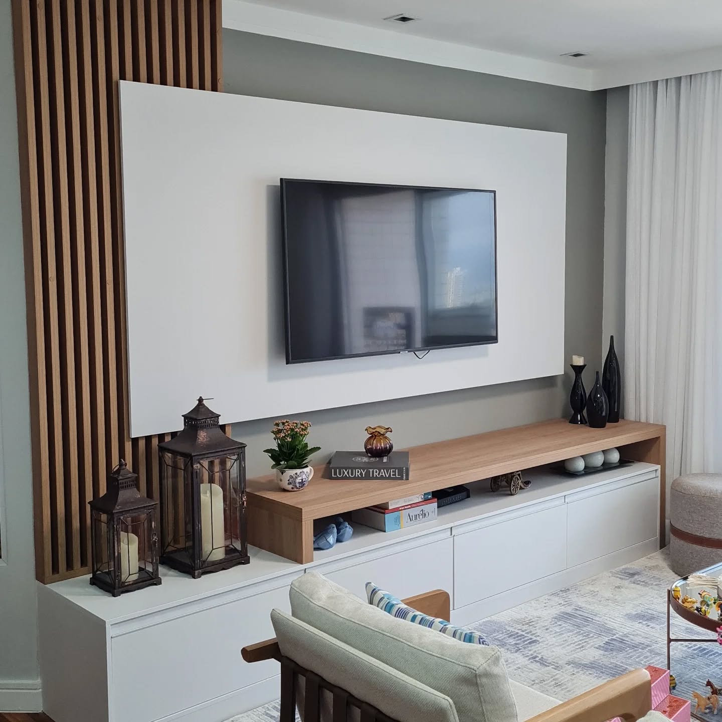 ✨ Elegância e funcionalidade em um só ambiente! ✨
Transformamos cada detalhe para criar espaços únicos e sofisticados. Este painel ripado, combinado com a marcenaria sob medida, traz aconchego e modernidade ao ambiente.
📺💡 Um home planejado para aproveitar cada canto com estilo e praticidade.
📍 Quer um projeto exclusivo para o seu lar? Entre em contato conosco e transforme sua casa com a Innovafatto Móveis Planejados!
#Innovafatto #MóveisPlanejados #DesignDeInteriores #HomeDecor #Sofisticação #PainelRipado #AmbientePlanejado