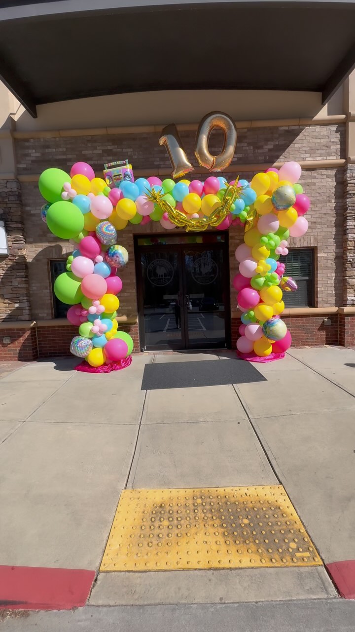 Square organic arch if you want something different than the regular arch🎈. #balloonsoveratlanta #organicarch #archballoon