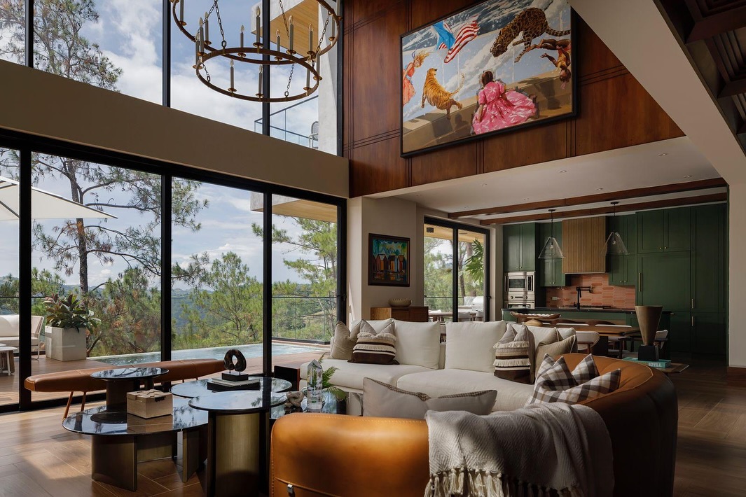 🌿✨ Villa del Pino ✨🌿
Si buscas una villa de ensueño en Jarabacoa para pasar un fin de semana inolvidable, Villa del Pino es la opción ideal. Perfecta para familias o grupos de amigos que quieren disfrutar de la naturaleza con todas las comodidades y un diseño espectacular.
🏡 3 habitaciones | 3.5 baños
🍽️ Sala y comedor de lujo
🌄 Terraza con vistas despejadas a las montañas
🌊 Piscina infinita climatizada
🔥 Fire pit para noches de fogata
📶 Internet de alta velocidad
💫 Diseño moderno y elegante
✅ Ideal para escapadas de fin de semana
✅ Perfecta para celebrar ocasiones especiales
✅ Experiencia premium en plena naturaleza
📩 Escríbenos para más info y asegura tu fecha.
#VillaDelPino #VillaEnJarabacoa #RentaDeVillasRD #LuxuryVillaJarabacoa #EscapadaFamiliar #VillasDeLujoRD #JarabacoaLuxury #TurismoRD #AirbnbJarabacoa #CasaDeMontaña #RentaDePropiedades #VillasConPiscina #VillasConVista #RentaVacacionalRD #ViveJarabacoa #LujoEnLaMontaña