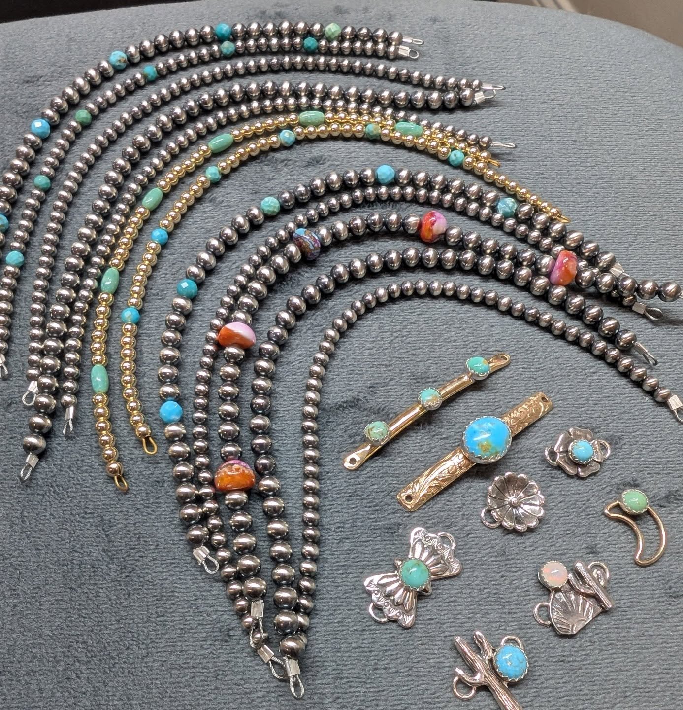 😍 the newest beauties are in!!! Message me to come in and get a beautiful new bracelet while these last! Sterling silver and turquoise will always be a favorite!
#permanentjewelry #eatoncolorado #eatonjewelry #sterlingsilver #turquoise #goldandturquoise #navajopearls #desertpearl