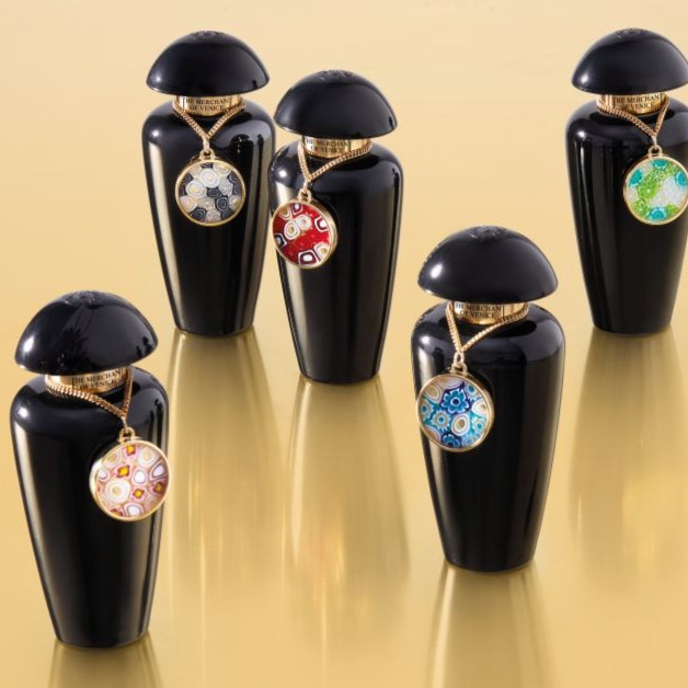 Ci sono fragranze che vanno oltre il semplice profumo. Raccontano storie, evocano emozioni e racchiudono l’anima di un luogo. Murano Art Collection, una collezione che celebra la millenaria tradizione della lavorazione del vetro di Murano. Questa linea esclusiva di sei Extrait de Parfum fonde l’arte della profumeria con l’eleganza delle murrine veneziane, piccoli gioielli in vetro dai dettagli colorati e ricercati. Scopriteli in @profumerialorenzi .
#profumerilorenzi
#profumeriadinicchia
#profumeriaartistica