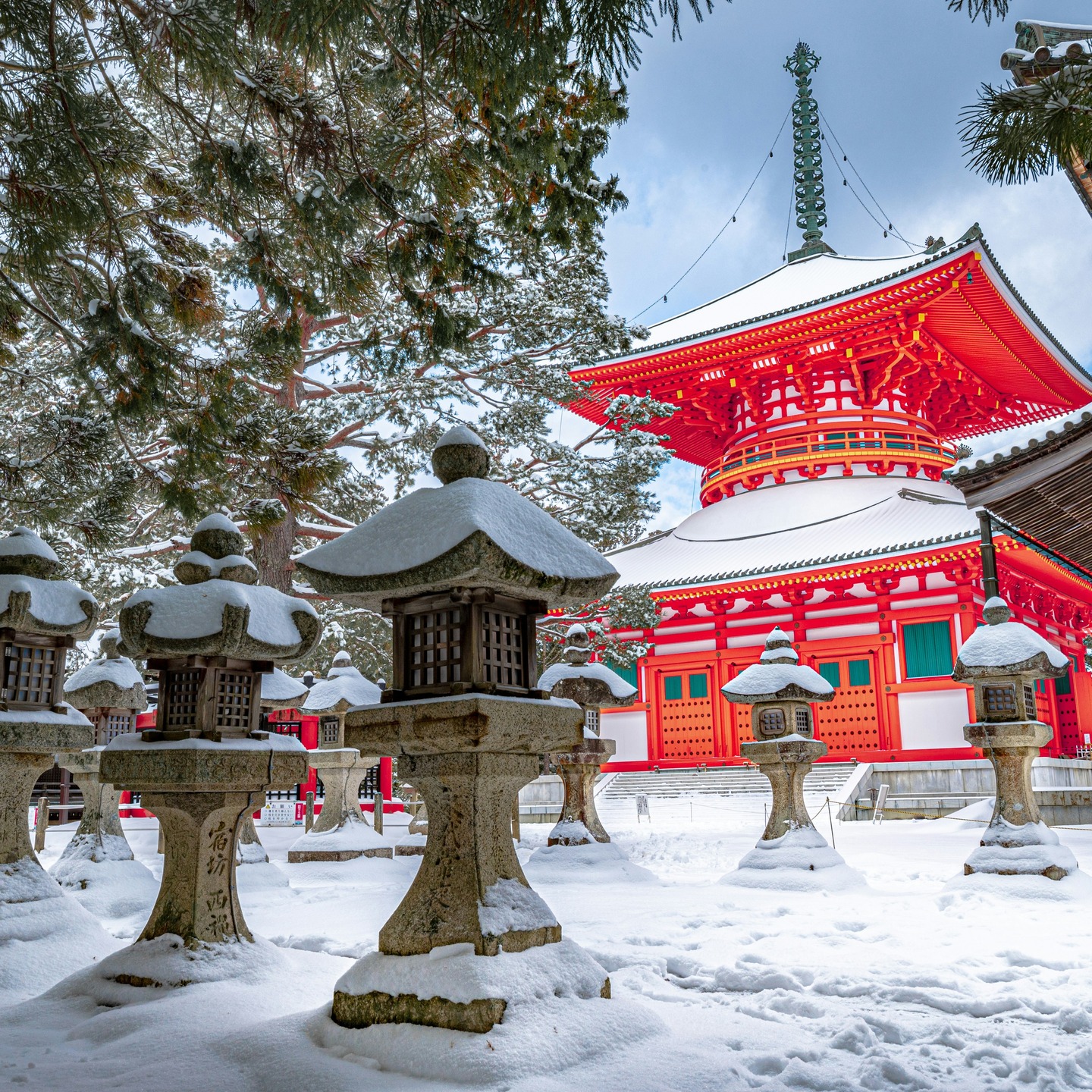 Mount Koya (Koyasan) is a sacred mountain located in Wakayama Prefecture, Japan. It is the center of Shingon Buddhism and is home to many temples, including the famous Kongobu-ji Temple. In winter, the mountain transforms into a serene and mystical place, often covered in snow. The crisp air, tranquil atmosphere, and snow-covered landscapes make it a peaceful retreat for both pilgrims and visitors. Mount Koya is also known for its extensive cemetery, Okunoin, where many significant figures of Japanese history are buried.
.
.
.
高野山(Koyasan)位於日本和歌山縣,是真言宗的聖地,擁有眾多寺廟,其中最著名的是金剛峯寺。冬季的高野山,常被雪覆蓋,景色如詩如畫,空氣清新,氛圍寧靜,是朝聖者和遊客的理想避世之地。高野山還以其廣大的墓地——奧之院聞名,這裡安葬著許多日本歷史上重要的人物。
.
.
.
.
.
#japanguide #triptojapan #travelinjapan #visitjapanjp #visjtmyjapan #jntosg #visitjapanphillipplines #jntoid #visitjapanAU #japanrevealed #travelgraphy #travelgram #traveling #trending #japanese #instagram #osaka #koyasan #wakayama #wakayamatravel #mtkoya #Buddhism