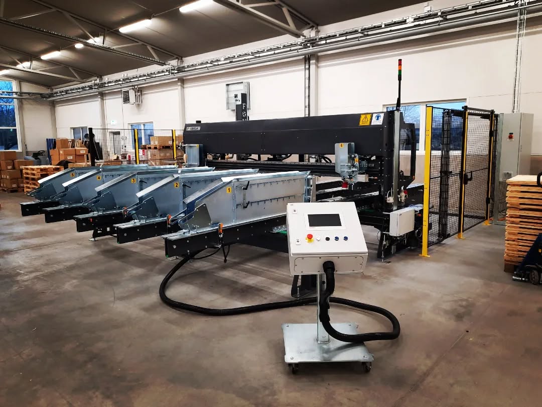 A big deck/stringer pallet nailing machine with deck/pallet stacker recently delivered to Sweden 🇸🇪