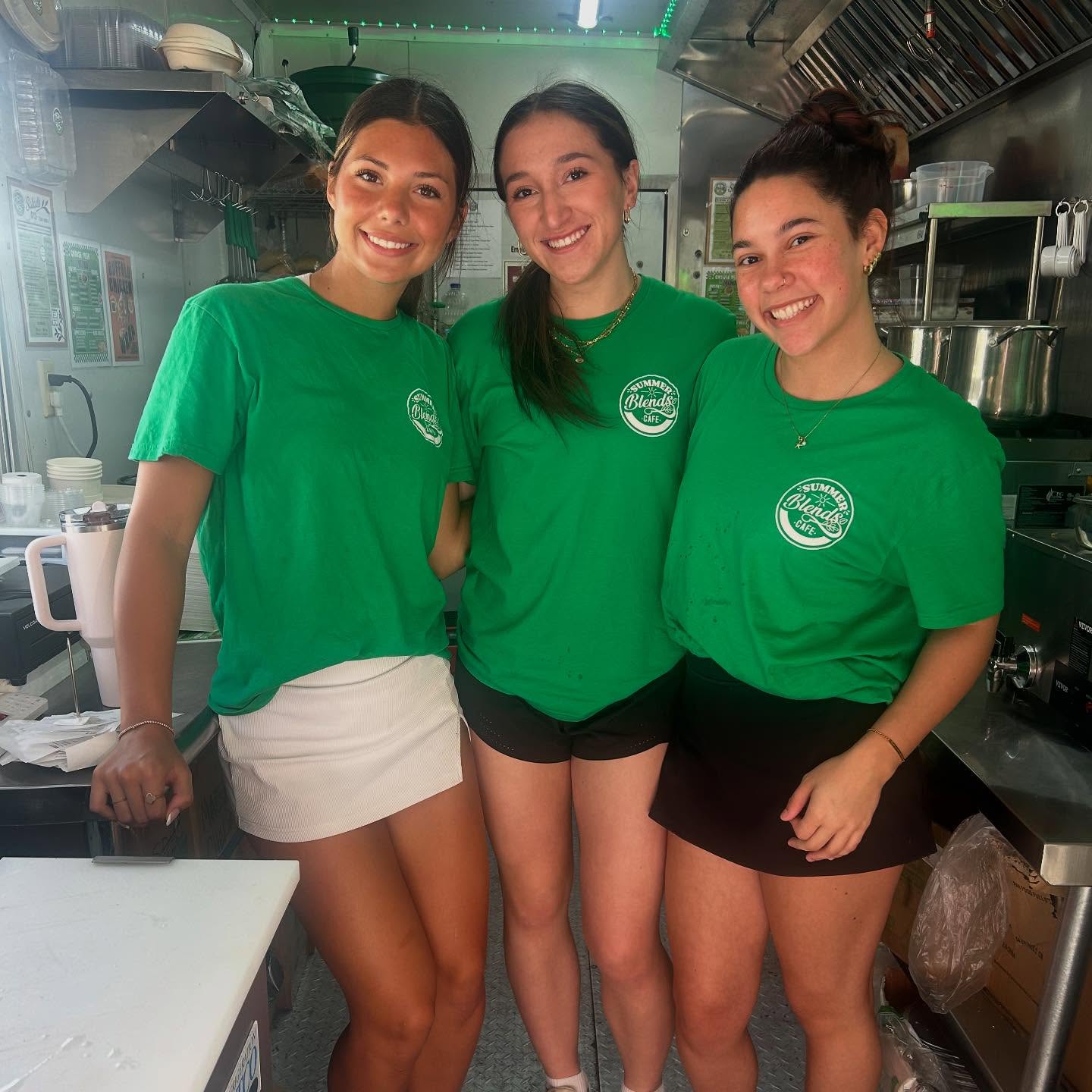 Summer Blends Crew for the Latin Festival Today!💚
📍@crossovertexas @thefieldhousetexas
#summerblends #summerblendscafe #dreamteam #latin #festival #thecrossover #thefieldhouse #refreshing #simple #clean #fresh #ingredients #healthy #healthyfood #healthyliving