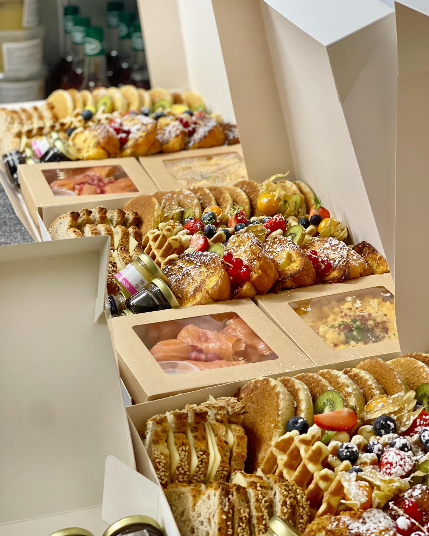 Les box pour 5 personnes đđ„đ„
Option vĂ©gĂ© disponible đŸ
#brunchevous #brunchbox #food #waffle #waffles #pancakes #pancakelover #brunch #foodinstagram #brunch #brunchtime #brunchhautesavoie #brunchdudimanche #packaging #saintcergues #stcergues #machilly #juvigny #veigy #veigyfoncenex #loisin #lucinges #bonsenchablais #douvaine #villelagrand #fillinges #nangy #bonne #ballaison #cranvessales