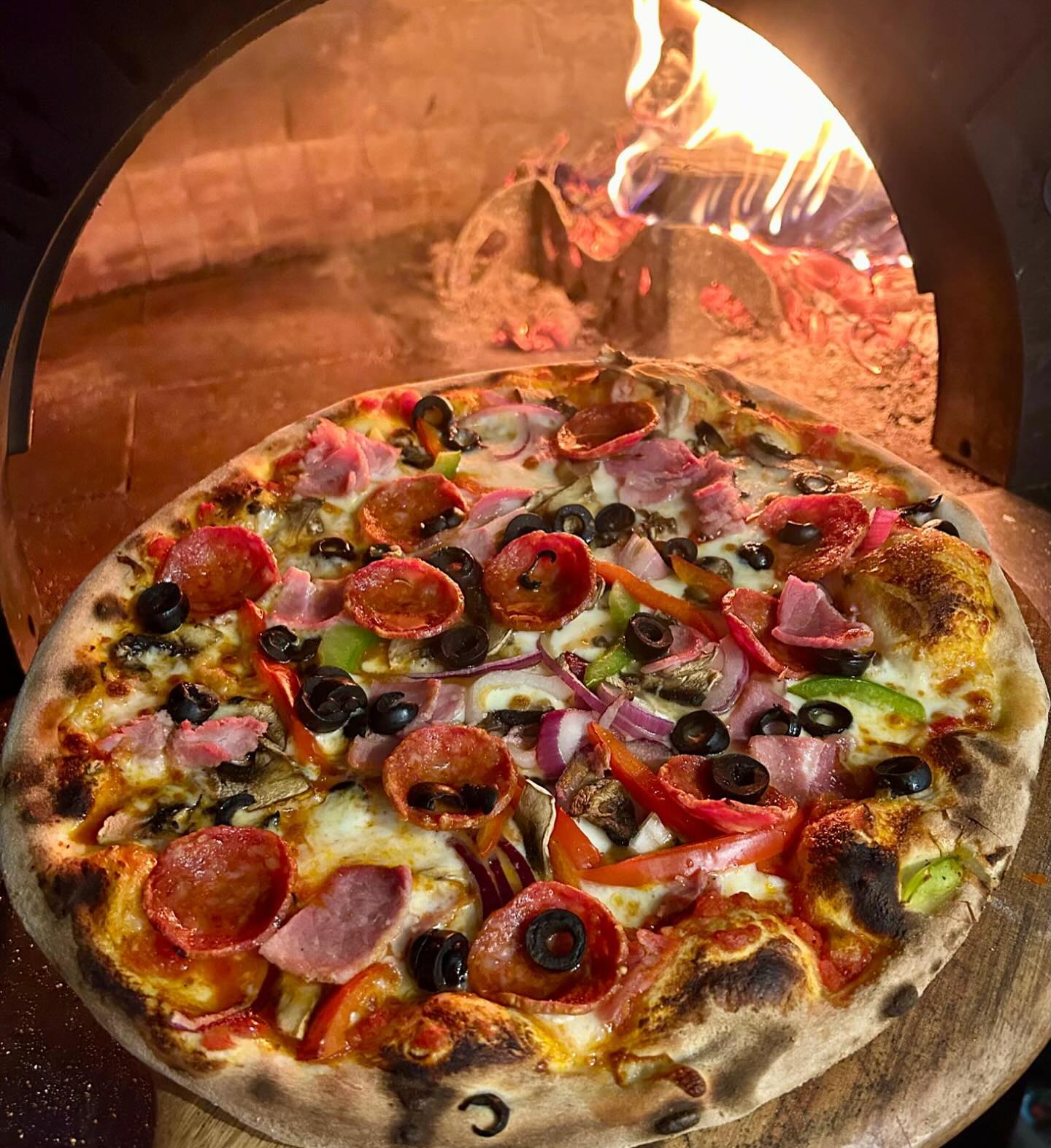 We’re at our favourite place tonight The Hen and Chickens Pub Bisley 🥳
Why not come and try our delicious Straight 10 pizza, a percentage goes to a wonderful cause 🥰
#bisley #bisleyvillage