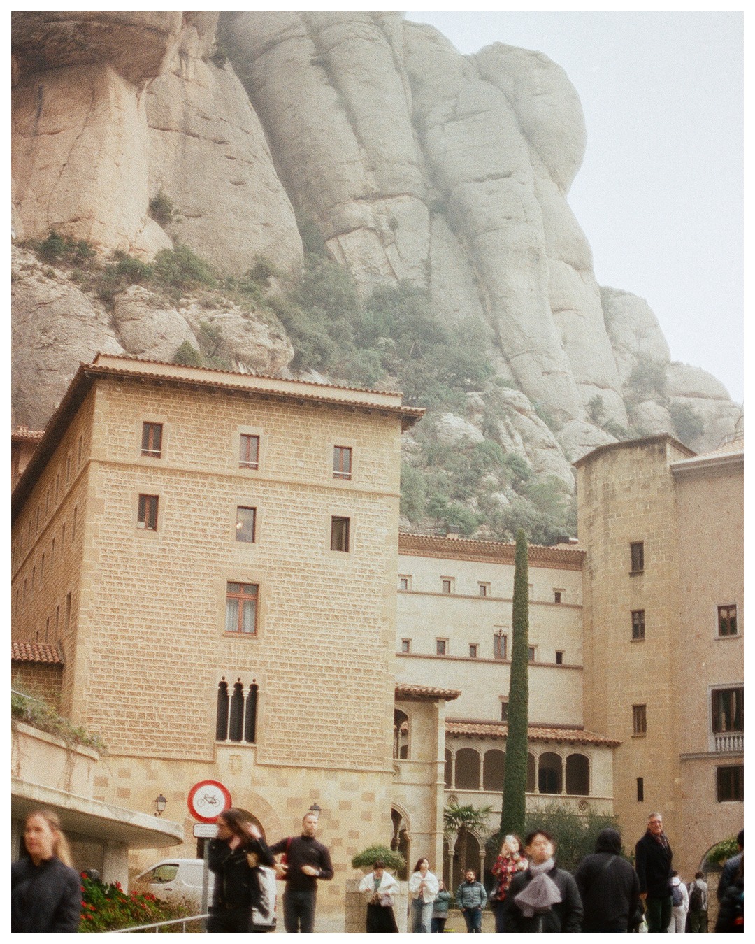 Fun fact: The Montserrat mountains actually helped inspire Antoni Gaudí when he was designing the Sagrada Família!
#FilmPhotography #ShootFilm #KodakGold200 #FilmPhotographer #35mmFilmPhotography #35mmCamera #FilmPhoto #FilmPhotoOfTheDay #FilmIsNotDead #TheFilmCommunity #ExpoFilm #CanonAE1 #KodakFilm #KodakProfessional #Barcelona #spain🇪🇸