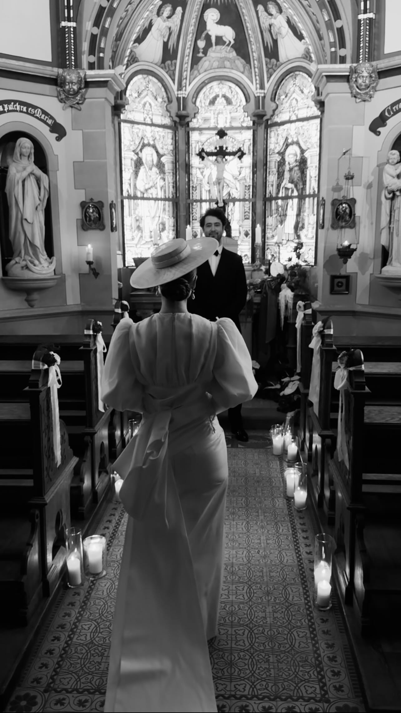 We fall for intimate weddings 🤍 don’t you?
Seid ihr auch so begeistert von kleinen ziemlich feinen Hochzeiten oder kann’s bei euch gar nicht groß genug sein? 🤓
Das Besondere am @schlosslieser ist auch, dass es eine eigene kleine wunderschöne Kapelle für Trauungen gibt. We love it!
-Love, The Heartwigs
Planung & Konzept: @westend_weddings @sylvischaffrath.weddings
Fotografie: @sylvischaffrath.weddings @juliawahn_
Content Creation: @nagi.graphy
Models: @cosmosouls
Floristik: @katrinaandtheplants
Dekoration: @ambient.moment
HMU: @tatjana_tr_
Papeterie: @bonjourpaper
Brautatelier: @lenarichter.atelier
Herrenausstatter: @wilvorst
Location: @schlosslieser