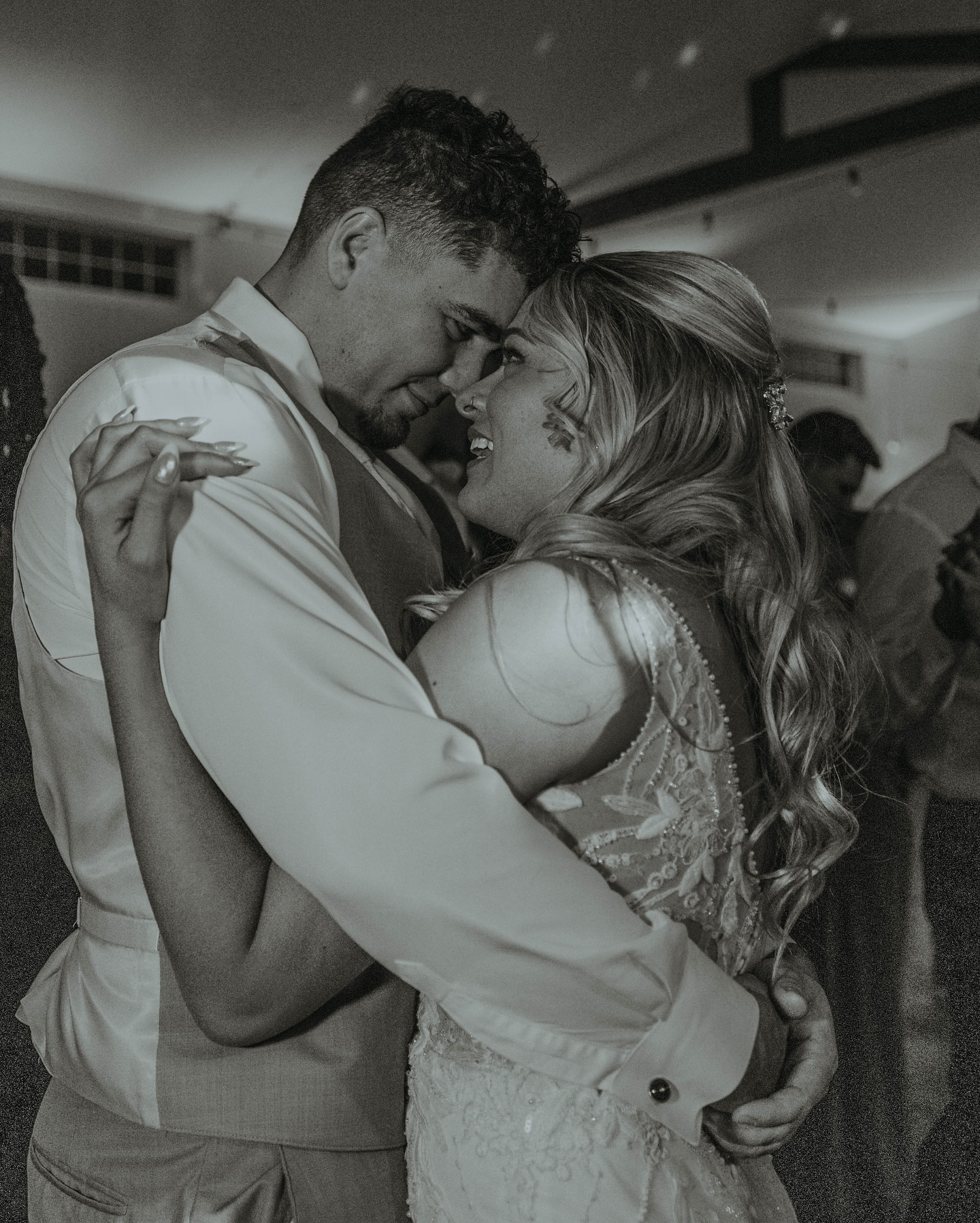 Sweet wedding days like these ✨🫶🏻
#ohiowedding #ohiophotographer #ohio #indiana #indianaphotographer #wedding #weddingday #winterweddinginspiration