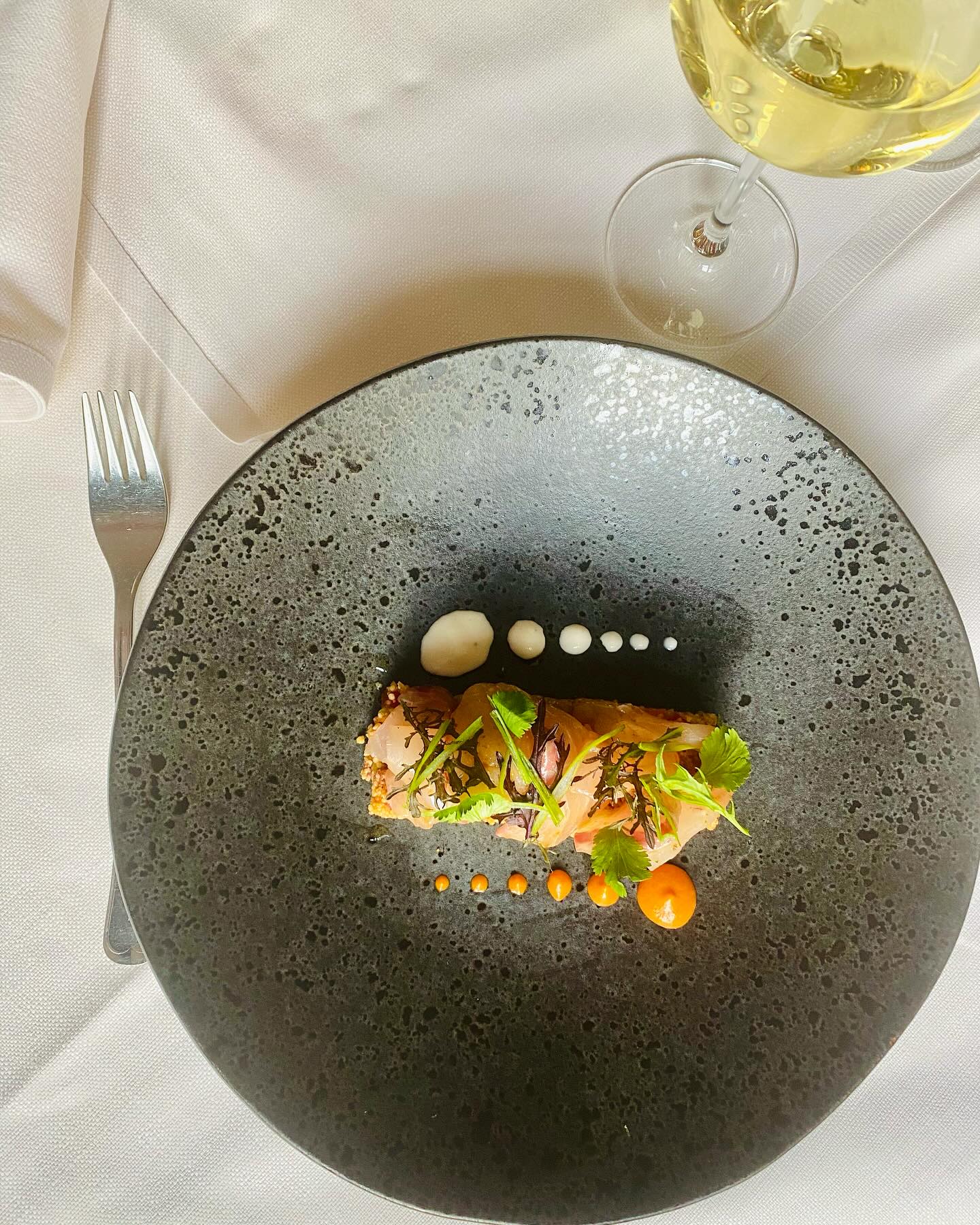 Heute Sashimi von der Gelbschwanzmakrele, Couscoussalat, Paprikacreme. #einfachgut #dassindwir #sashimi #hamachi #mediterraneküche #landgasthaus #gastronomiemünchen #leichteküche #feinefischgerichte