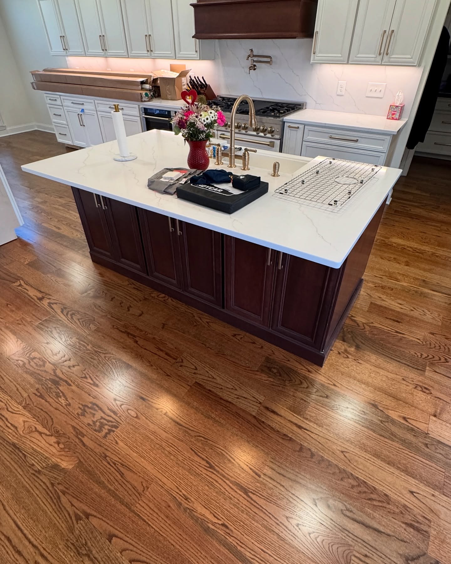 Check out this 5-inch red oak #1 grade floor, finished with provincial stain and a satin oil-based polyurethane topcoat. The medium brown tone pairs beautifully with a white kitchen—timeless and modern all at once. Ready to upgrade your floors? DM us! #TheHardwoodGuys #RedOak #ProvincialStain #HardwoodFloors #FlooringGoals #HomeDesign #WhiteKitchenVibes #woodflooring