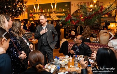 Et si un simple objet pouvait captiver toute une salle ? Avec un peu de magie, tout devient possible… ✨ photographe d’exception : @loic_chalmandrier_new_vision