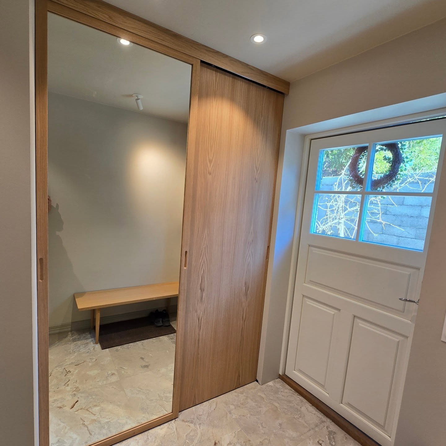 Skyvedører i eikefiner og innrammet speil.
.
.
.
#garderobe #eik #interiør #interior #møbler #furniture #woodwork