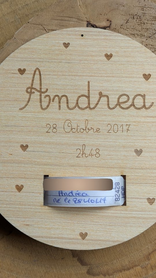Sortir le bracelet de naissance pour enfin lui trouver la place qu'il mérite !!!!
C'est vraiment le symbole que tous les parents gardent précieusement, mais franchement c'est trop dommage de le cacher dans le fond d'une boîte/malle/carton ( si c'est l'enfant numéro 3 😅 )
Alors voici une collection pour leur redonner une dignité !
Ps: j'ai aussi sniffé le bracelet, évidemment !
À retrouver sur notre site internet www.lestabouretsdandrea.fr et guess what : la livraison est offerte !
#braceletdenaissance #gravure #bois #ideecadeau #ideedeco