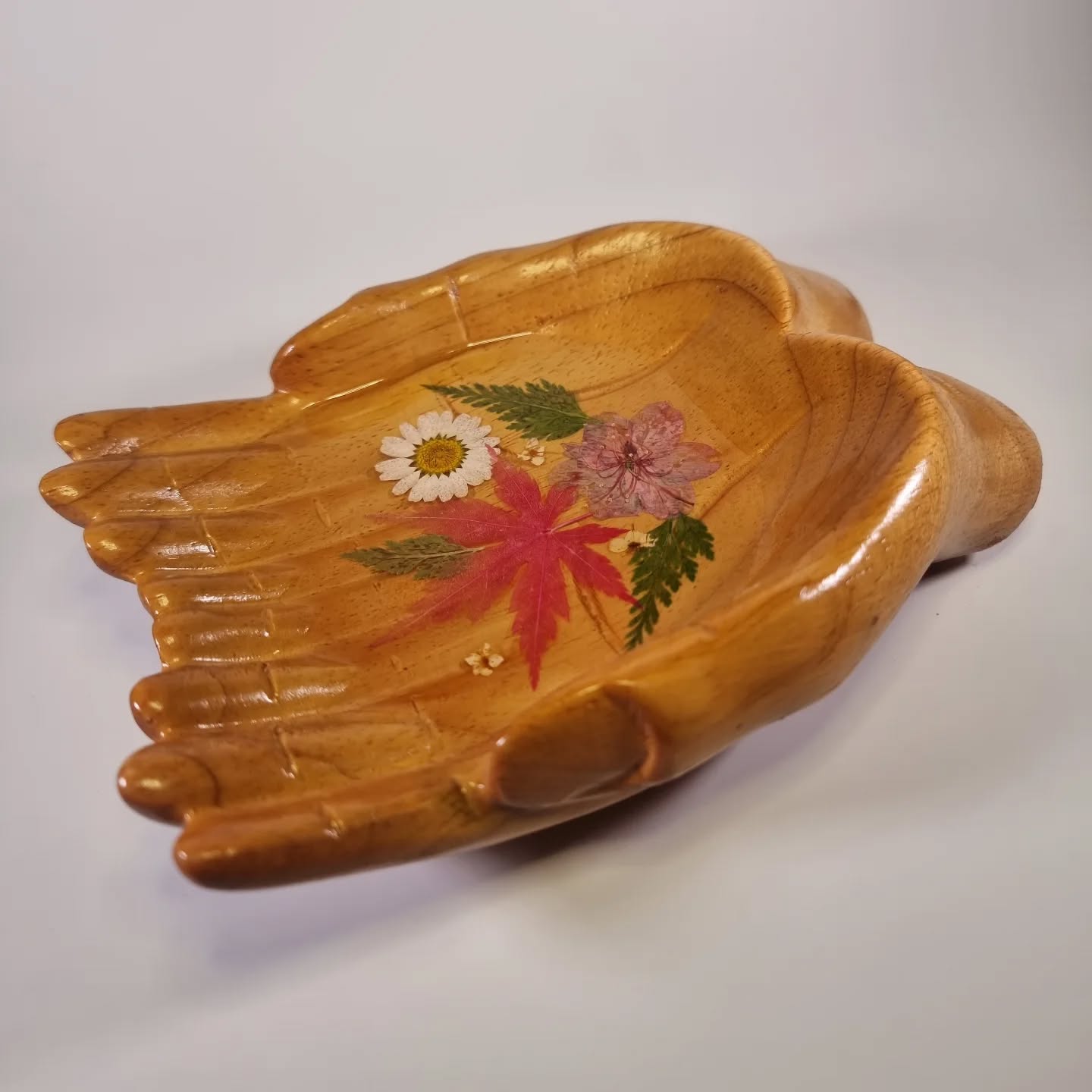 🍁Feuille d'érable 🍁
Parmi ces fleurs, nous avons intégré une feuille d'érable, symbole riche de significations. Dans de nombreuses cultures, la feuille d'érable représente l'équilibre, la force et la résilience.
Elle évoque également la beauté des saisons et le changement, rappelant que chaque moment de la vie a sa propre beauté à apprécier.
Disponible dans la boutique de @latria.maisondetherapeutes 🍁
#resine #epoxy #resineepoxy #resineepoxyresinart #fleurs #flowers #Wood #bois #création #art #passion