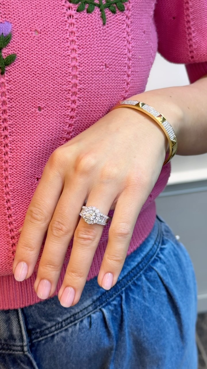 Can you believe the details on this ring?!
Wide selection of engagement & wedding rings in store 🏬 dm for more!
#verlovingsring #diamantring #solitaireantwerp #solitairering #antwerpen #antwerpenshop