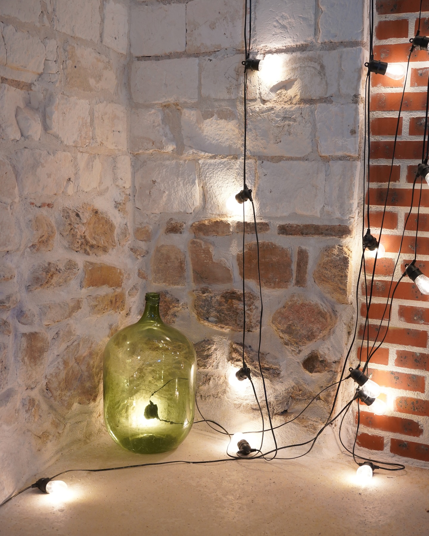 • Une déco qui a du sens •
Nous ne nous contentons pas de vous louer un lieu : nous vous accompagnons pour imaginer une décoration éco-responsable et qui vous ressemble vraiment. Soit en vous louant des objets soit en vous orientant vers de super prestataires (coucou Gwen @lafaconnerie.evenement 💚)
Nous (enfin surtout moi🫣😅) aimons chiner, donner une seconde vie aux objets et privilégier le vintage ou l’upcycling pour éviter la surconsommation.
Notre approche ? Écouter vos envies, vous guider dans vos choix et vous aider à créer un univers unique, tout en respectant la nature.
Parce que pour nous, la plus belle décoration est celle qui raconte votre histoire et préserve ce qui nous entoure.
Je finalise la nouvelle version du catalogue de déco, avec une approche simplifiée, j’espère que ça vous plaira !
.
.
.
.
#domainedevaugency #decoethique #decomariage #mariageecoresponsable #mariageecosensible #decoration #domainemariage #champagne #reims #mariagereims