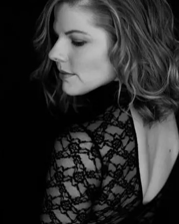 Vanuit je hoofd, terug naar je lichaam. ✨
Jarenlang zat ik gevangen in mijn eigen gedachten, zoekend naar antwoorden, naar balans. Mijn huid, mijn lichaam, mijn welzijn—het voelde vaak als een strijd. Maar door die zoektocht en alles wat ik heb geleerd, ontdekte ik dat echte verandering begint bij het herstellen van de verbinding met jezelf. Het was een lange reis, waarin ik leerde dat alles wat je aanraakt en smeert met jouw energie en lichaam verbonden is. Ik ontdekte hoe belangrijk het is om bewuste keuzes te maken die niet alleen je huid, maar ook je geest voeden.
In mijn behandelingen wil ik jou diezelfde rust en verbinding geven die ikzelf heb gevonden. Het moment waarop je alles loslaat en terugkeert naar de essentie van jezelf. Ik gebruik alleen de meest pure, bewuste producten die zorgvuldig zijn geselecteerd voor hun positieve invloed op zowel je huid als je innerlijk. De keuze voor deze producten is niet willekeurig, maar het resultaat van mijn eigen leerproces—waaruit ik ontdekte dat wat je in je lichaam stopt en op je huid aanbrengt een directe invloed heeft op je welzijn.
Het is mijn missie om je te helpen de verbinding met jezelf opnieuw te vinden. Door even uit je hoofd te stappen en jezelf te voelen. Dit gaat verder dan alleen huidverzorging—het is een moment van reset voor zowel lichaam als geest. Want jij verdient het om niet alleen goed voor je huid te zorgen, maar om in harmonie te zijn met jezelf. Even helemaal in het moment. Even helemaal jij. ❤️
#VerbindingMetJezelf #DiepeOntspanning #PuurEnEerlijk #BewusteKeuzes #StralendVanBinnenEnBuiten #holistischezorg #bewusterleven #greenbeauty