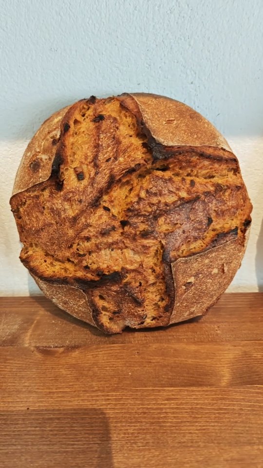 ⬆️ Für viele war das Spicy Korea lange zu ausgefallen und exotisch 🧄 🇰🇷 🌏
Mittlerweile entdecken es immer mehr Leute für sich und es wird nun häufiger gekauft! 😀
Wenn bei uns Teig übrig bleibt entsteht immer Mal wieder auch ein kleineres Brot 😊
#sauerteig
#sauerteigbrot
#sourdough
#berlinerbrot
#brotbacken
#brotbackenmachtglücklich
#berlinfood
#berlinfoodie
#berlinfoodguide