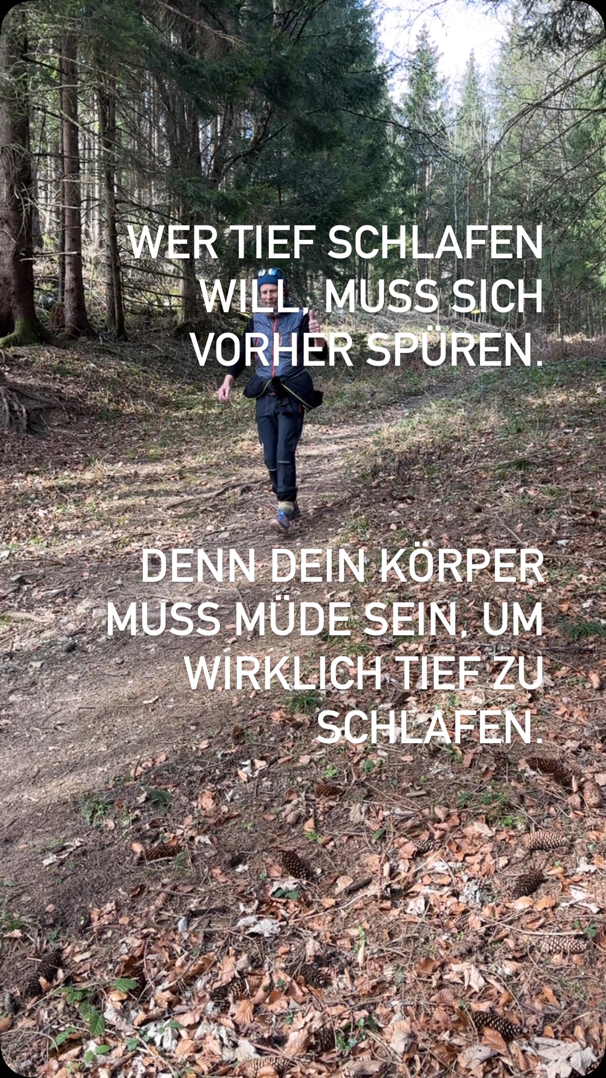 Viele denken, dass für guten Schlaf nur Entspannung zählt – Yoga, Meditation, ruhige Abende. Aber was, wenn ich dir sage, dass du manchmal genau das Gegenteil brauchst?
Bewegung in der Natur kann dein Nervensystem fordern, nicht nur beruhigen. Steile Anstiege, kalter Wind, matschige Wege – das aktiviert deinen Körper, schärft deine Sinne und bringt dich an deine Grenzen. Und genau das verbessert deinen Schlaf.
Warum? Weil dein Körper müde werden muss, um wirklich tief schlafen zu können. Ein Tag voller Reize – Sonne, frische Luft, vielleicht sogar ein kleiner Adrenalinkick – signalisiert deinem Gehirn: „Mission erfüllt, jetzt kann ich loslassen.“
Probier’s aus: Statt nur abends runterzufahren, power dich tagsüber bewusst aus. Dein Schlaf wird es dir danken. #diehiemers #besserschlafen #gesundheit #health #sogehtgesundesleben #gesunderschlaf #health