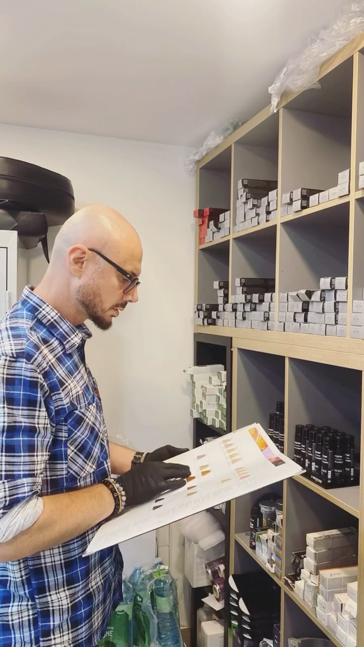 ✨L’art de la couleur✨Lorsqu’on choisit une couleur, c’est un mélange précis de produits adaptés à vos cheveux. #coiffeurparis #coiffeur #hairgoals #hairtransformation #coiffure #salondecoiffure #balayage #balayagehighlights #couleur #visagist