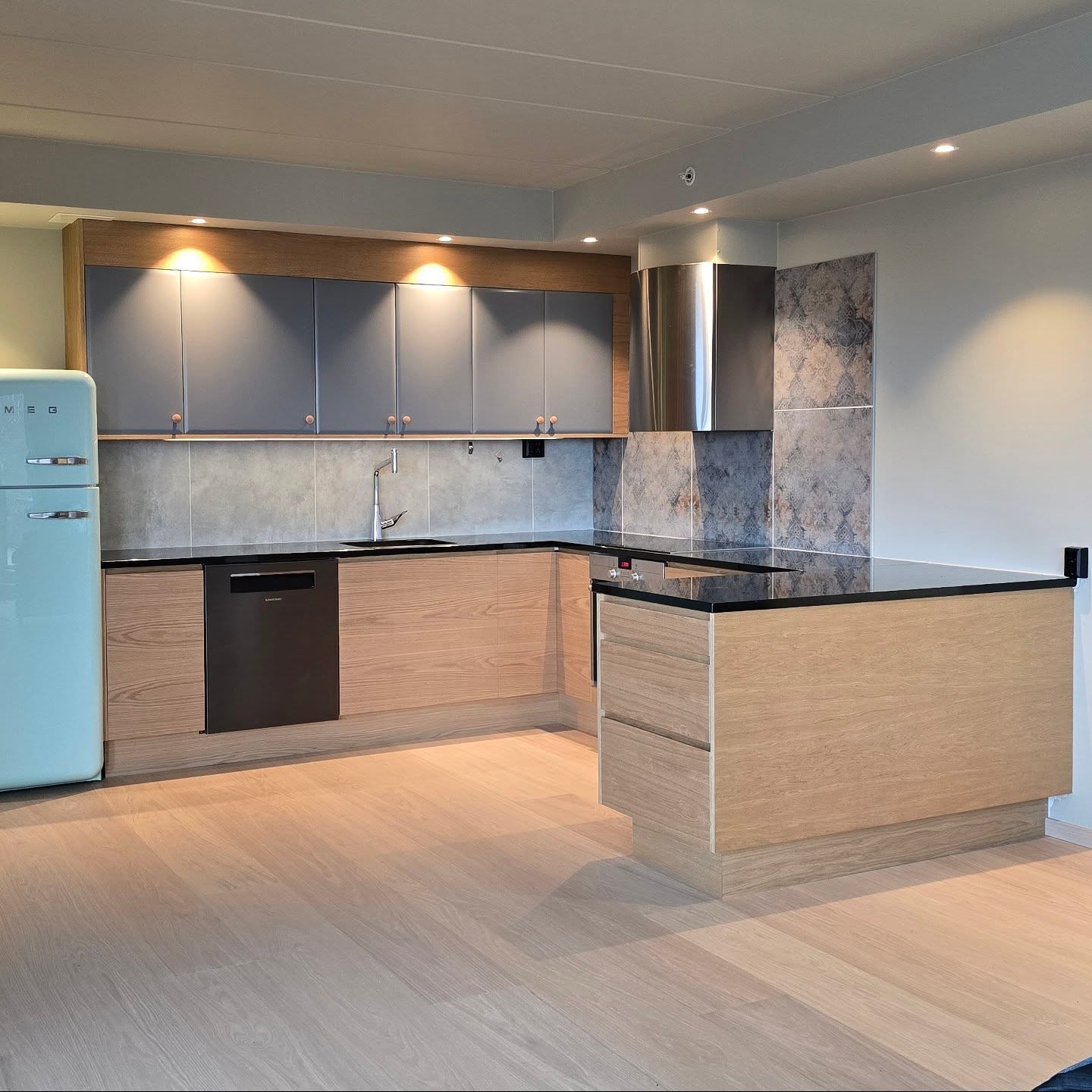 Kjøkkenfronter i eikefiner med innfreste grep, spraylakkerte overskap og innfelt belysning under overskapene😊
.
.
.
#kjøkken #interiør #møbler #furniture