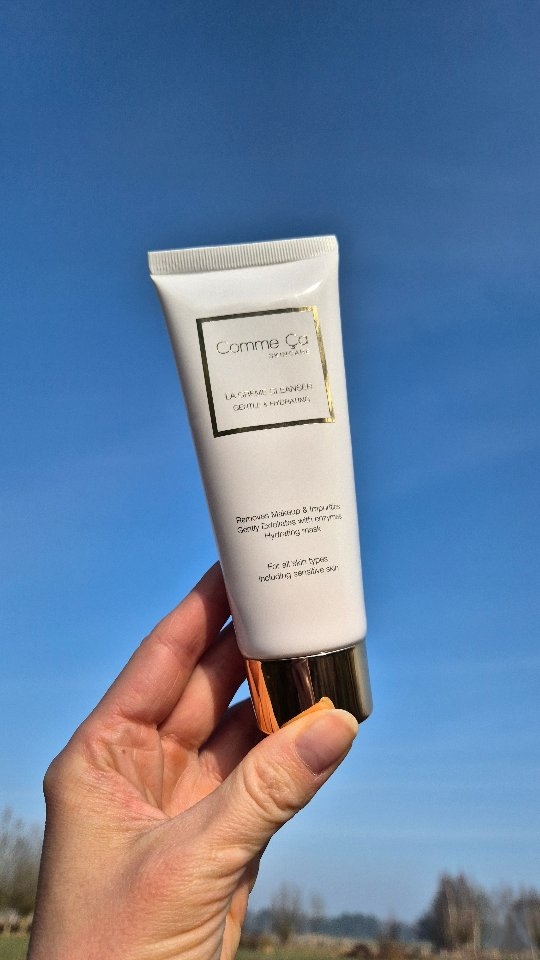 La Crème Cleanser is a hydrating and exfoliating cleanser that deeply cleanses without stripping the skin. Its creamy formula removes impurities while leaving your skin silky soft and nourished. Perfect for the cold winter days ❄️🤍.