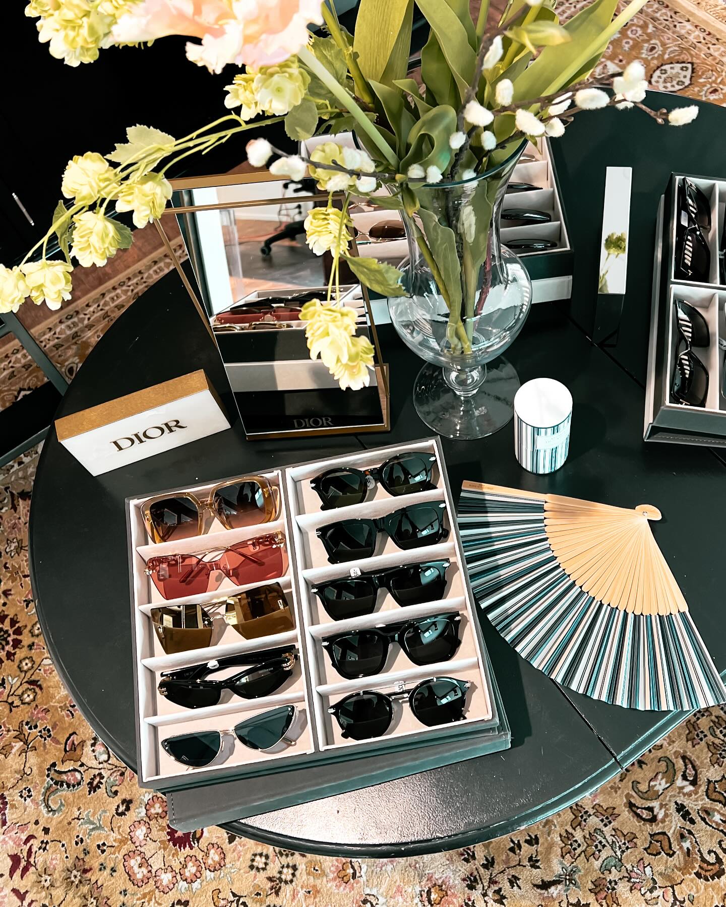 Vår i Villan innebär ett hav av solglasögon att möta solen med ☀️
Välkommen in och hitta din nya bästa kompis 💛