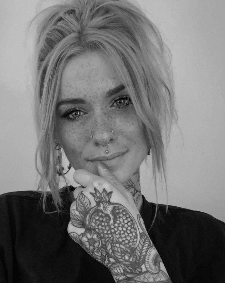 💪✨ Starke Frauen, starke Kunst! 🎨 Heute feiern wir den Weltfrauentag und all die Frauen, die mit Mut, Leidenschaft und Power ihren Weg gehen. Ob als Tattoo-Artistin, Tattoo-Liebhaberin oder einfach als Inspiration – heute gehört euch der Tag! 💖🔥
💪✨ Strong women, strong art! 🎨 Today, we celebrate International Women's Day and all the women who walk their path with courage, passion, and strength. Whether as a tattoo artist, tattoo lover, or simply an inspiration – today is your day! 💖🔥
#Weltfrauentag #InternationalWomensDay #TattooPower #FrauenMitTattoos #TattooArtist #TattooLover #TattooKunst #WomenWithInk #FemaleEmpowerment #TattooGermany #BodyArt