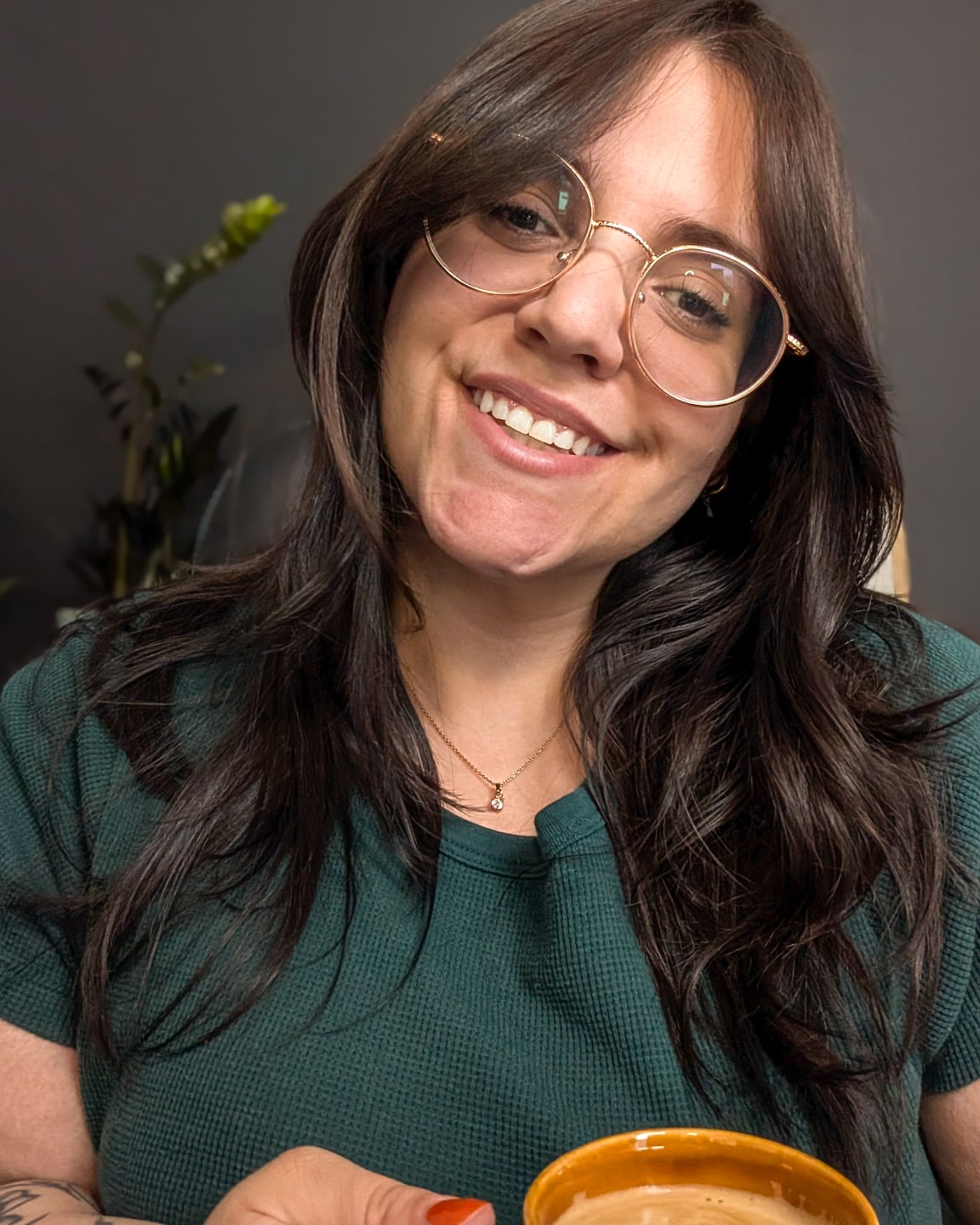 Il y a moins de 100 ans, en 1940, les Québécoises obtenaient enfin le droit de voter et d'être élues.
Une liberté fondamentale qu'on prend pour acquise mais qui est si récente dans notre histoire collective.
Pendant qu'on observe nos voisins états-uniens faire reculer des droits durement acquis par les minorités visibles, rappelons-nous que nos acquis restent fragiles et méritent d'être défendus encore chaque jour.
En cette Journée des femmes, je vous invite à honorer celles qui ont pavé notre chemin. Que ce soit en soutenant une entrepreneure locale, en valorisant le travail d'une collègue, en applaudissant celles qui osent, en écoutant les histoires de celles qui ont brisé les plafonds de verre, en reconnaissant le courage de celles qui redémarrent à zéro, en célébrant celles qui prennent le contrôle de leur vie ou encore, simplement en reconnaissant votre propre force face aux défis quotidiens.
J'invite toutes les femmes et tous les hommes à continuer d'avancer ensemble sur le chemin de l'égalité.
Car être féministe, ce n'est pas chercher la suprématie, mais simplement défendre cette vérité fondamentale : nous méritons tous et toutes les mêmes droits, les mêmes chances et le même respect. 🩷