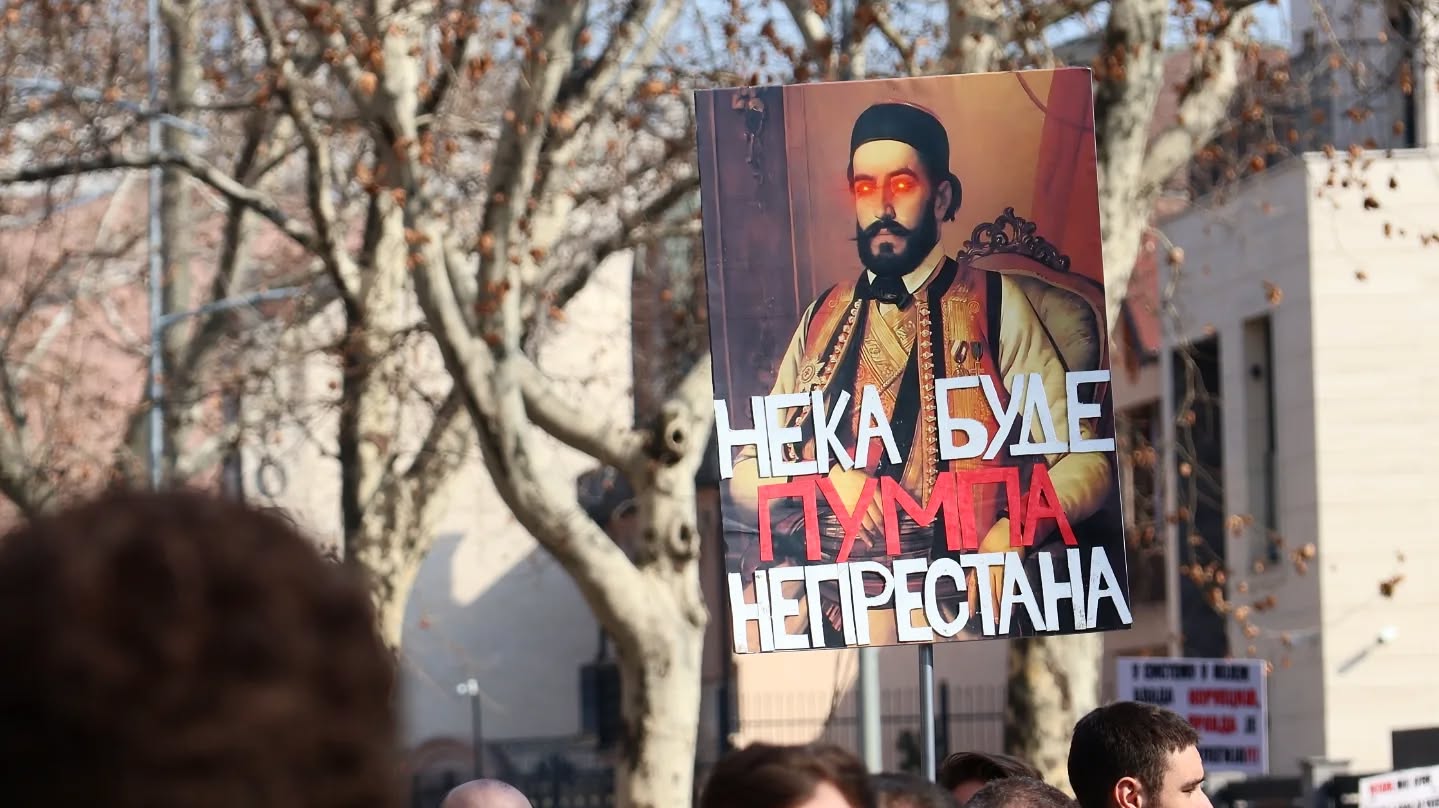 - GENERALNI ŠTRAJK - Juče se štrajkovalo ali se nije zabušavalo. Jasno je da ova borba iako vođena možda najvećim studentskim buntom u jednoj evropskoj zemlji još od 1968. ne može da se završi samo na studentima. Za sada direktnoj neposlušnosti odnosno borbi pored studenata su jedino prosvetari kojima je režim rešio da ne isplaćuje plate za prošli mesec, delimično ili u celosti, kako gde su stigli da pritisnu svoje prosvetne satrape od školskih direktora. Studenti su pokazali put ali ne mogu da završe ovo sami, neophodno je da se uključe i ostale profesije ili da pride svi kolektivno prestanemo plaćati komunalije, struju, porez... Ne smemo da ostavimo prosvetare na cedilu, jer oni su potrebni nama i mi smo potrebni njima! Studentski protesti oživeli su svest o uzajmnoj solidarnosti, ne smemo dozvoliti da to propadne.
Generalni štrajk, za koji sada uspešno vežbamo, bio bi tekovina koja bi kao i plenumi nadišla trenutnu borbu i svrgavanje režima. Ako bi ovu borbu, makar delimično dobili generalnim štrajkom, to bi zauvek ostalo u kolektivnom sećanju, da mi, narod ove zemlje, mi smo ti koji imamo vlast u ovom društvu i da mi možemo da zaustavimo sve. Da u budućnosti niko neće moći da nam kroji kapu i filuje nam prazne priče jer će svaki pretendent na vlast takođe da zapamti da u svakom trenutku možemo da otakžemo poslušnost i zaustavimo državu. Jer država to smo mi a ne birokrate i vlastodršci u smenama koji misle da je država njihiv feud a narod ovce za šišanje.
#generalništrajk #novisad
@studenti_u_blokadi