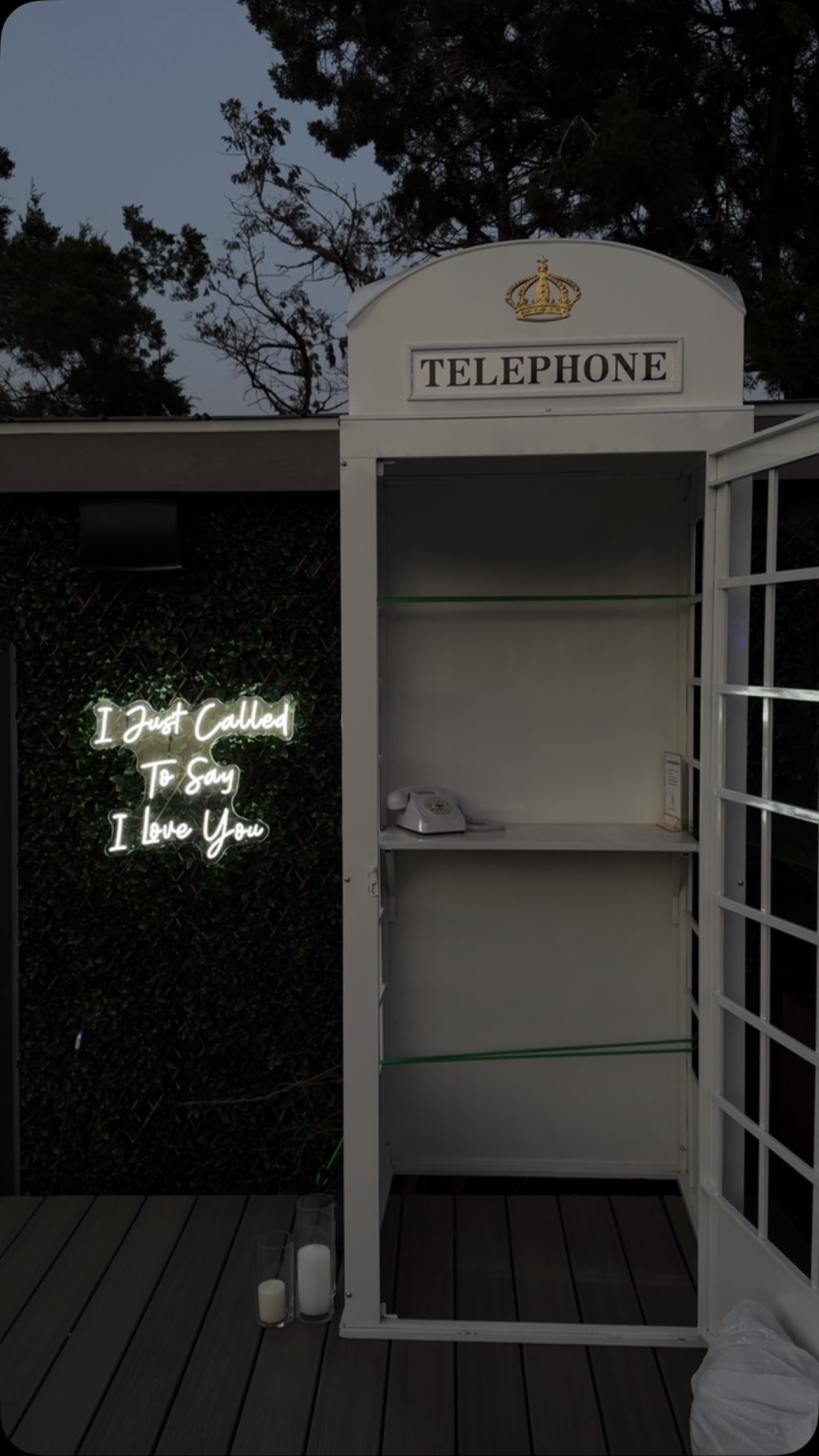 Our LED signs add ambiance to our phonebooth setup and guests loved leaving audio guestbook messages in both English and Spanish at our latest wedding 🫶🏼 even on the windiest day of the year we go the extra mile to make it work no matter what!
#wedding #austinweddingrentals #austinwedding #audioguestbook
