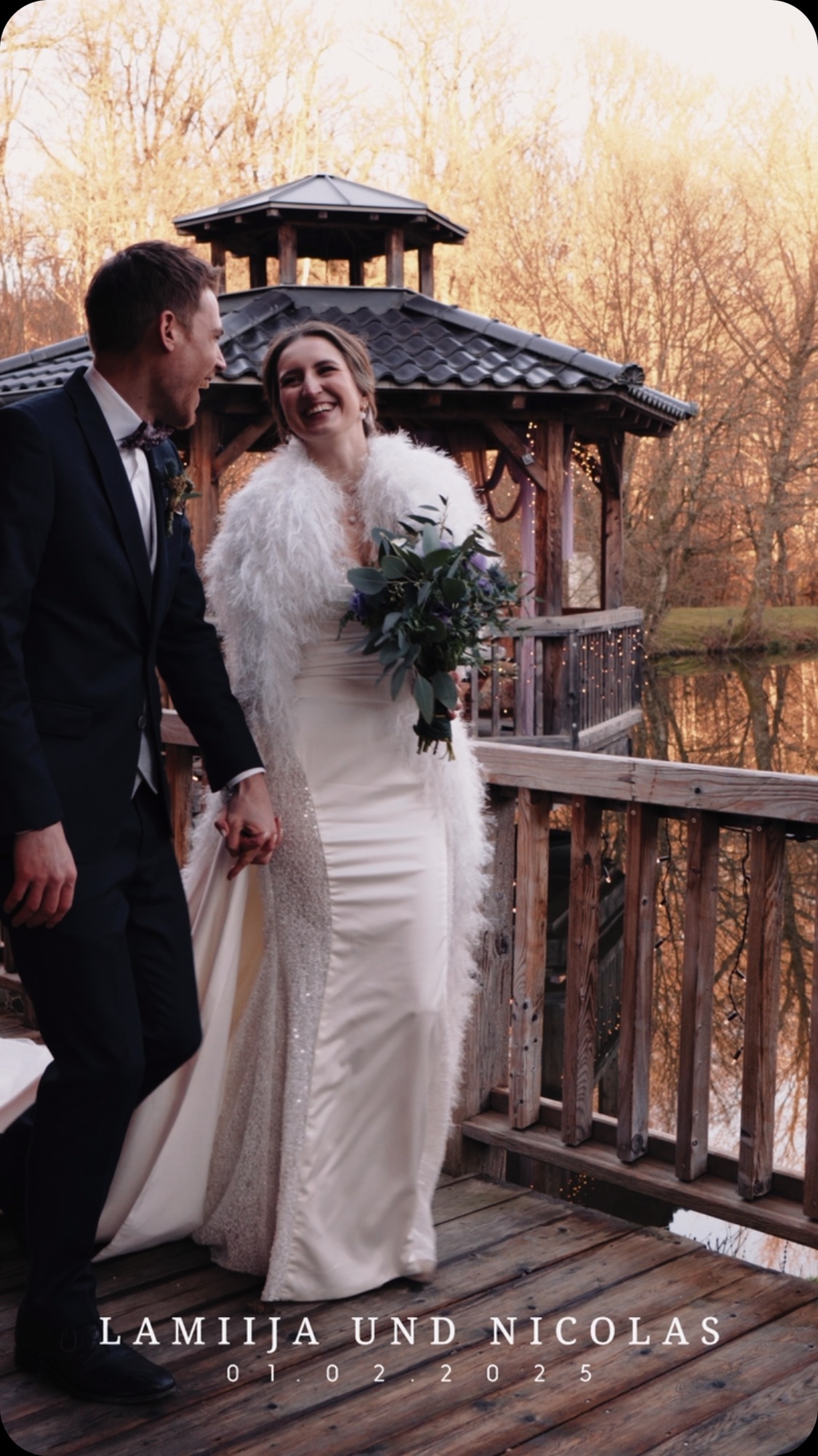 😍 Hochzeiteaser 😍Eine Winterhochzeit wie aus dem Märchen ❄✨
Vor kurzem durfte ich diese wunderschöne Trauung in der Holsteins Mühle begleiten – und was soll ich sagen? Einfach magisch! Die Location ist wirklich perfekt für Winterhochzeiten: Lichterketten, eine gemütliche Atmosphäre und sogar Heizstrahler, damit man auch draußen entspannt feiern kann.
Und dann diese Braut! In ihrem traumhaften Kleid sah sie einfach bezaubernd aus. Die Emotionen, die Liebe, die einzigartige Stimmung – all das habe ich in einem kleinen Trailer eingefangen, den ich euch hier zeigen möchte.
Schaut rein und lasst euch verzaubern! ✨💍🎥
#winterhochzeit #hochzeitsvideonrw #hochzeitsvideo #hochzeitsvideograf #märchenhochzeit #holsteinsmühle