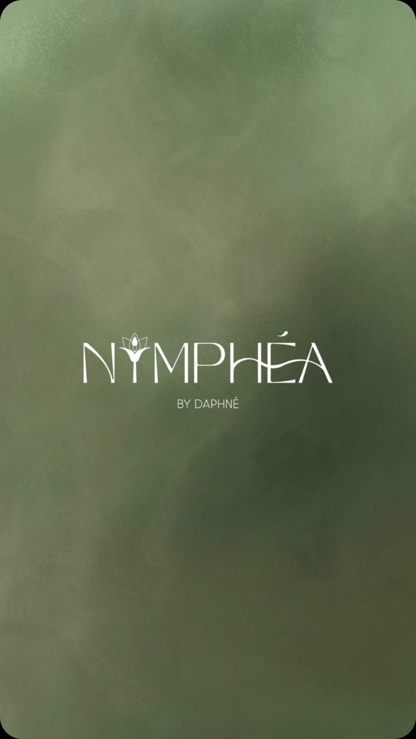 .
‘’Nymphéa by Daphné, c’est une ode aux murmures des mares, un tableau vivant aux nuances de verts, où chaque teinte danse au rythme du courant.
On y perçoit le souffle de l’eau, cet élan qui façonne, qui relie et transforme. ces flux qui bercent et nous emportent,.. parfois.
Les lettres viennent s’y déposer délicatement, comme des pétales sur de l’eau calme. Elles forment un miroir mystérieux, reflet de la nymphe et de mon prénom.
Et puis, il y a ce Y - racine et sommet à la fois. Symbole de l’éclosion, rappelant le voyage de la graine à la fleur.
Nymphéa by Daphné, c’est l‘aventure d’une transformation perpétuelle, d’un lien sacré entre vos parts d’ombres et celles plus claires. Une invitation à plonger dans la profondeur et à émerger vers votre lumière.’’
Au plaisir de vous y accompagner. 🌱