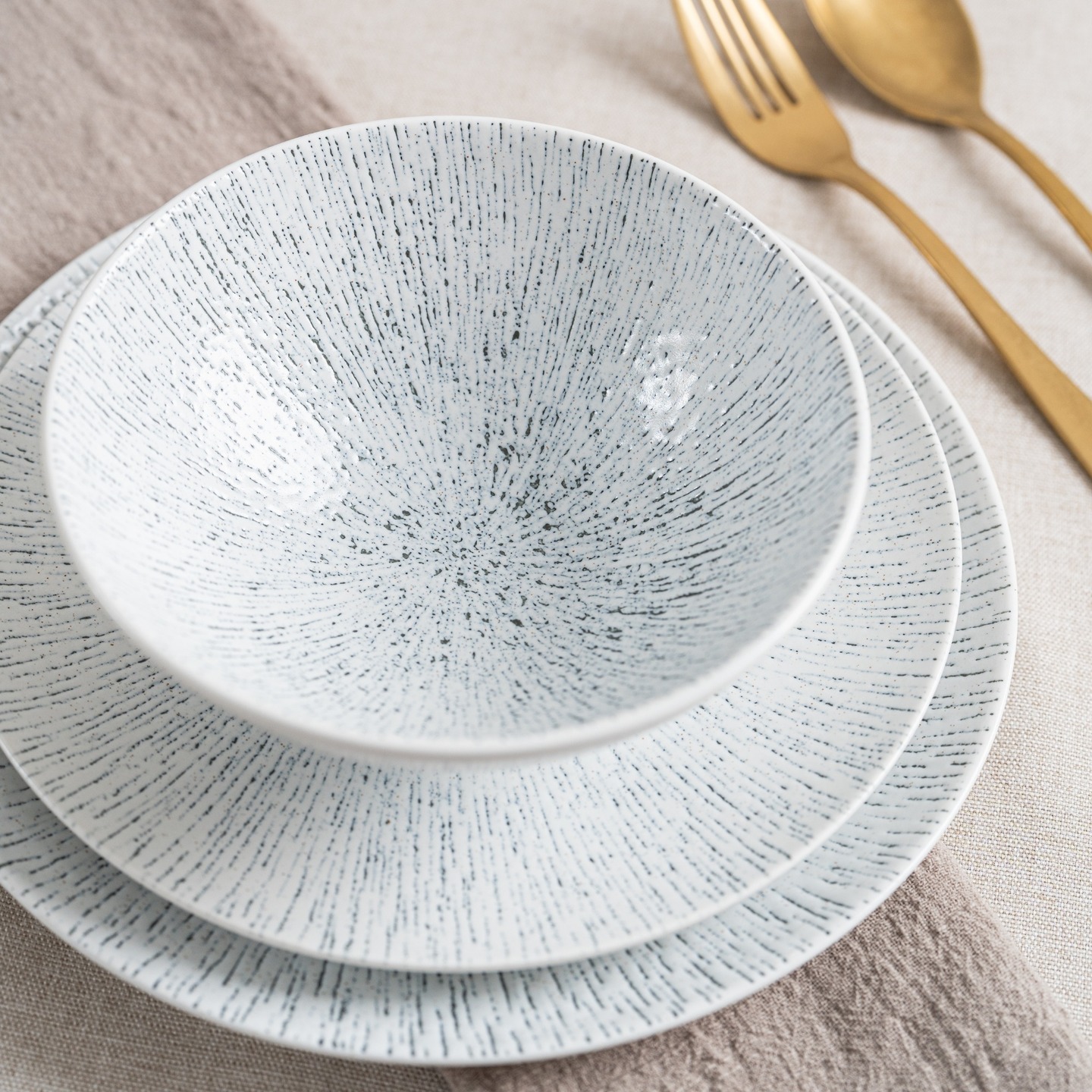Minimalist design, maximum impact. The Linea Collection in Blanc—one of three stunning shades—features a delicate pad-printed line pattern, perfect for plating your masterpiece.
Visit donbellini.com for more information.
#donbellini #tableware #porcelain #ceramics #plates #bowls #chefsplate #dinnerware #whitetableware #lineprint