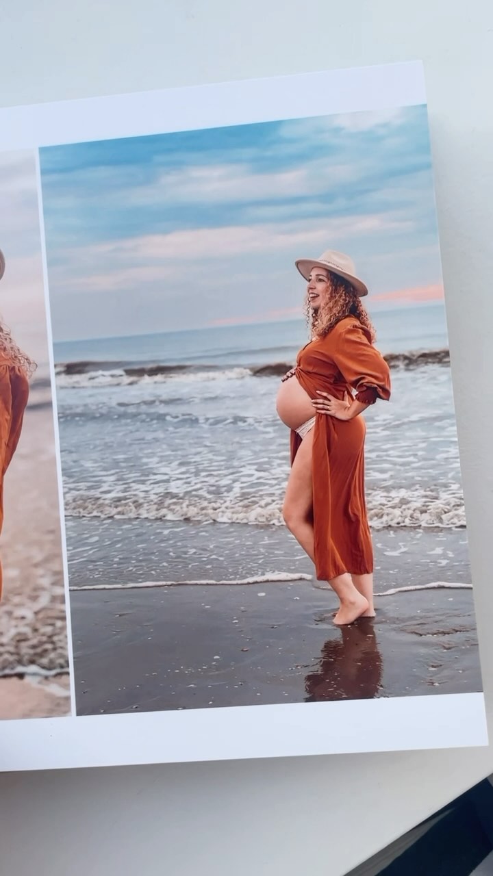 De zon laat zich weer vaker zien en de mooiste zonsondergangen zijn nog op een ideaal tijdstipโgeen late avonden, wรฉl dat magische gouden licht. Perfect voor een zwangerschapsshoot, een newbornshoot of een ontspannen moment met je gezin!
En nu wordt het nรณg mooier: ๐๐จ๐๐ค ๐ฃ๐จ๐ฎ๐ฐ ๐ฌ๐ก๐จ๐จ๐ญ ๐ฏรณรณ๐ซ ๐๐ ๐ฆ๐๐๐ซ๐ญ ๐๐ง ๐ฃ๐ ๐ค๐ซ๐ข๐ฃ๐ ๐ญ ๐๐๐ง ๐ฉ๐ซ๐๐๐ก๐ญ๐ข๐ ๐ฆ๐ข๐ง๐ข-๐๐ฅ๐๐ฎ๐ฆ ๐๐๐๐๐๐ฎ! Zo blijft jullie moment niet alleen een mooie herinnering, maar ook een tastbaar aandenken om steeds weer te koesteren.
๐ฉ Stuur me een berichtje om jouw plekje te reserveren!
#newbornphotography #storytellingphotography #gezinsfotografie #zwangerschapsshoot #momlife #fotograafveenendaal #zwangerschap #momtobe #tijdlozeherinneringen #waardevolmoment #herinneringenmaken #fotosvanfloor