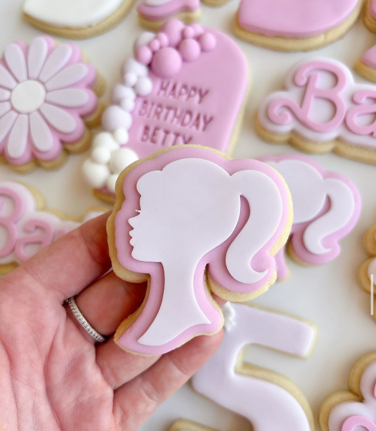 @totally.baked.co creating gorgeous cookies with some of our most popular stamps 💖🎀🌸💋
#stampedbyel #cookiestamps #cookieembossers #cookiedebossers #cookiesupplies #sugarcookiesupplies #fondantcookies #smallbusiness #shopsmallbusiness #alburywodongabusiness #bakingsupplies