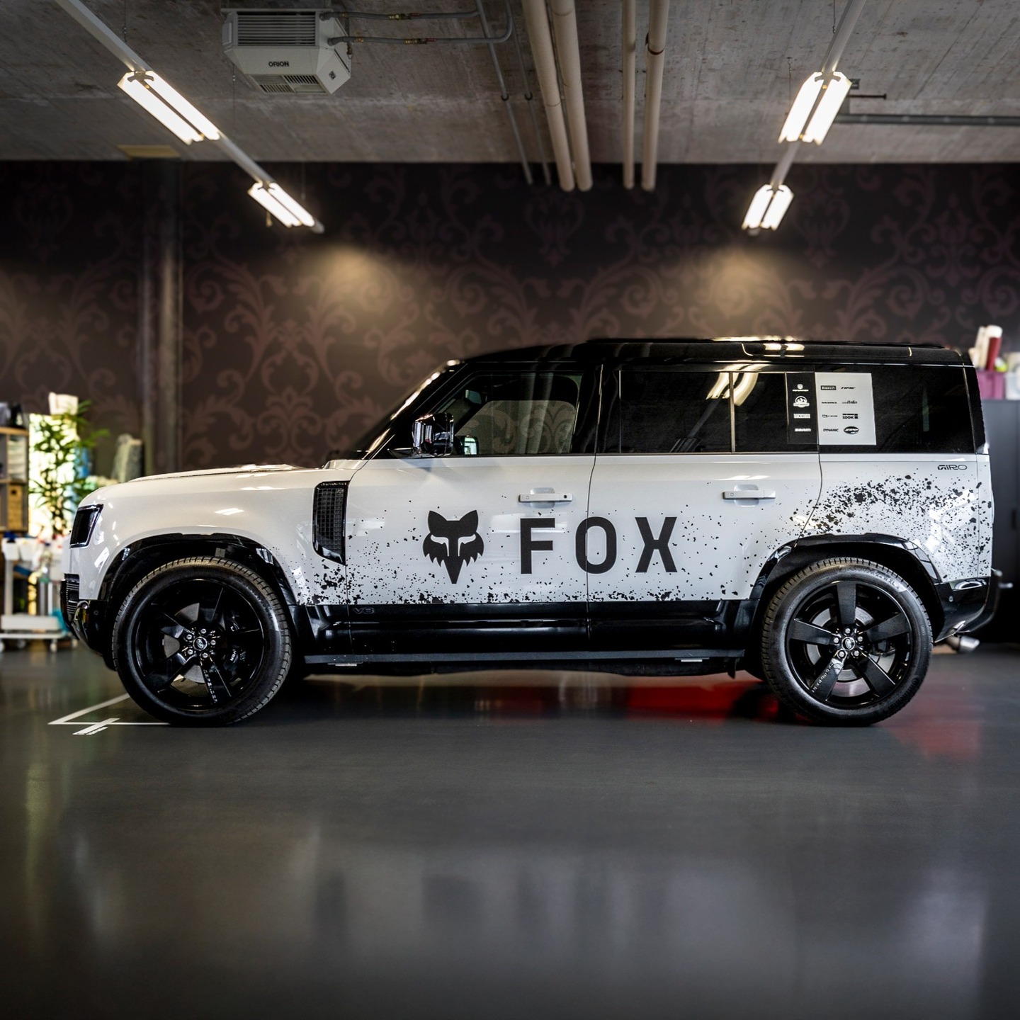 ✨ Grafikdesign by blackbird designagentur, Beschriftung und Umsetzung von Lackschutzfolierung Ambühl 🚗🔥
Gemeinsam haben wir ein einzigartiges und markantes Design geschaffen, das nicht nur auffällt, sondern auch richtig cool aussieht! 💪🎨
Ein riesiges Dankeschön an Chris Sport für den grossartigen Auftrag und das Vertrauen in uns 🙌🙏
• • • • • • • • • • • • • • • • • • • • • • • •
- Lackschutzfolierung Ambühl -
📍Triststrasse 12
🇨🇭7000 Chur
☎️ +41 78 720 70 04
📩 lackschutz@black-bird.ch
🌍 www.lackschutzfolierung.ch
• • • • • • • • • • • • • • • • • • • • • • • •
@blackbirdgrafik
@chrissports.ch
#Grafikdesign #Beschriftung #Einzigartig #Markant #Designliebe #AutoLiebhaber #Teamwork #lackschutzfolierung #ThankYou #CreativityMeetsTechnology #chrissports #carwrapping #carwrapping_schweiz #foxsuspension #foxmotorsport #foxclothing #werbetechnik #chur #giro #3m #spandex