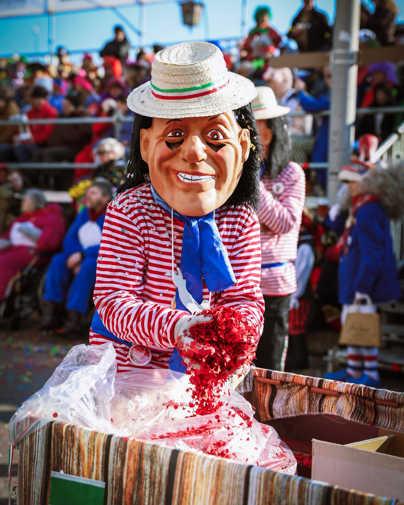 Schön ischs gsi! Zwöi wunderbari Umzüg hei mir dörfe bi schönschtem Wätter erlebe ☀️ Bella Italia 🇮🇹
Danke a Fotograf: @dexkeg
.
.
.
.
.
.
.
.
.
.
.
.
.
.
.
#vorstadtzunft #vorstadtzunftsolothurn #fasnachtszunftvorstadt #stammzunft #solothurn #solothurncity #solothurntourismus #solothurnguide #solothurner #solothurnerin #solothurnfasnacht #solothurnerfasnacht #vorstadtsolothurn #vorstadt #wagenbauhunft #loooge #tribüne #fasnacht2025 #bellaitalia #fasnachtsumzug #solosy #fasnachtsolothurn