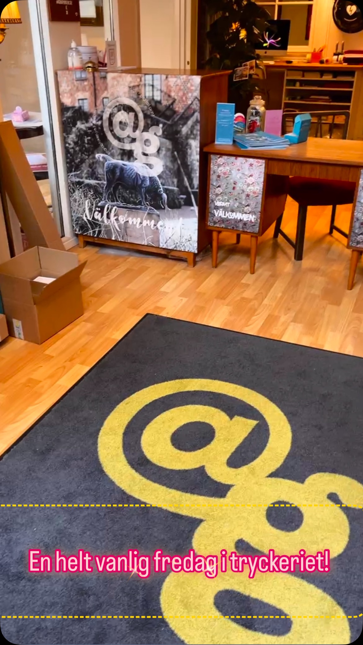 Happy Friday to everyone! 😂🤩🥳 #litesådärlagomcrazy #funnyworkplace #crazyness #kulpåjobbet #fredag #envanligfredagpåjobbet 🙌