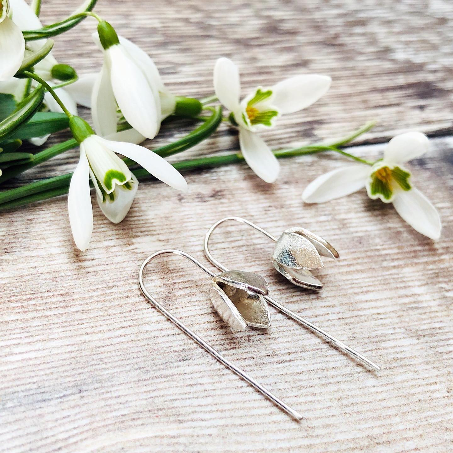 The snowdrops are out in full force and I LOVE IT! They symbolise new beginnings and brighter days ahead. A pop of optimism after the long Winter 💕
These Snowdrop earrings are a combination of Sterling & Pure Silver, and are a popular choice at this time of the year!
Get yours now…we’re still accepting orders for Mother’s Day gifts xx