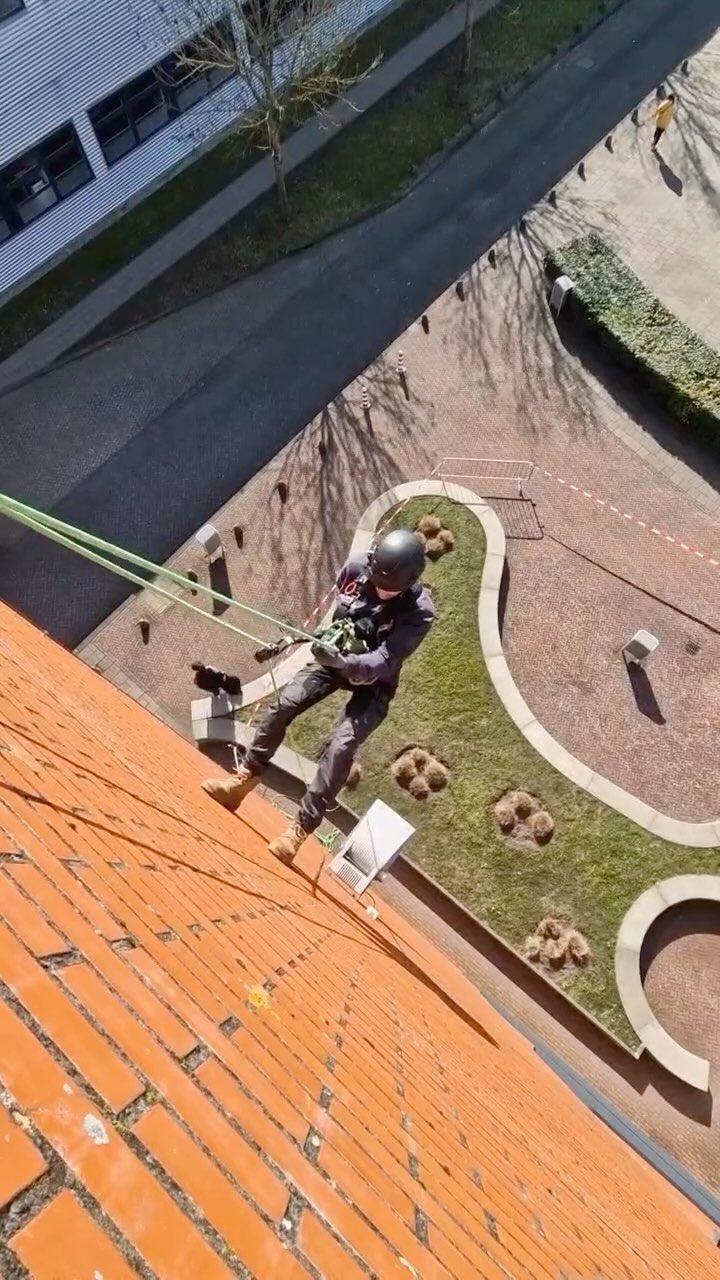 Hele vette dag abseilen bij @mbocollegeairport. Voor de ene leerling een angst overwinnen voor de andere weer een mooie training. #Abseilen #klimmen #edelrid #adventure @beleefhetavontuur @bouwhetavontuur