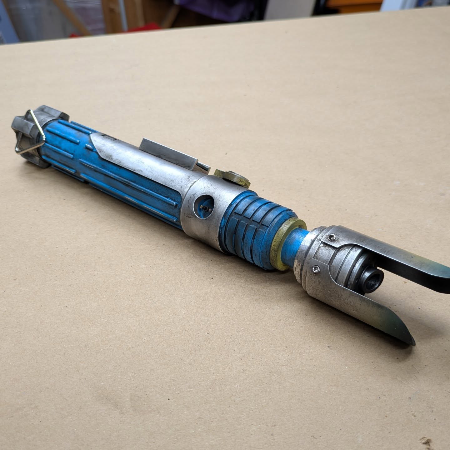 To launch the new saber kit from AtStarsEnd, Halliwax and I did a custom build in Ukraine colors tonight. Halliwax did all the weathering, including some wicked nice heat staining!