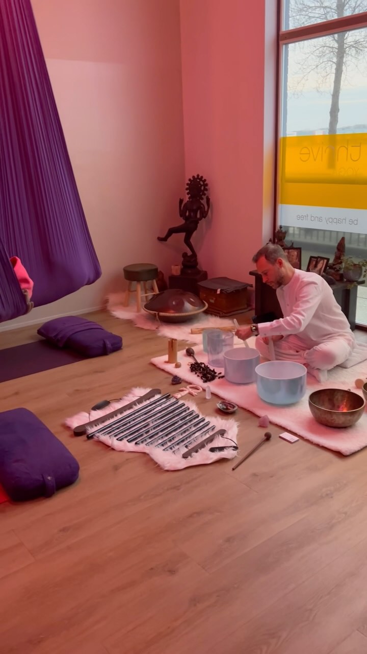 Float into a deep journey✨🎶
Go beyond time, space and gravity to go deeper than you’ve ever been before
Experience a unique sound healing during the Aerial Sound bath
Details:
Saturday March 22
Session 1 18:00 - 19:30
Session 2 20:15 - 21:45
@thrive_yoga_amsterdam - Studio Zeeburg (doors open 10 min in advance)
Limited spots available!
Price € 35 (€ 30 for Thrive members)
Tickets via link in bio and Thrive yoga website
#SoundMeditation #KlankSchalen #SoundHealing #SoundJourney