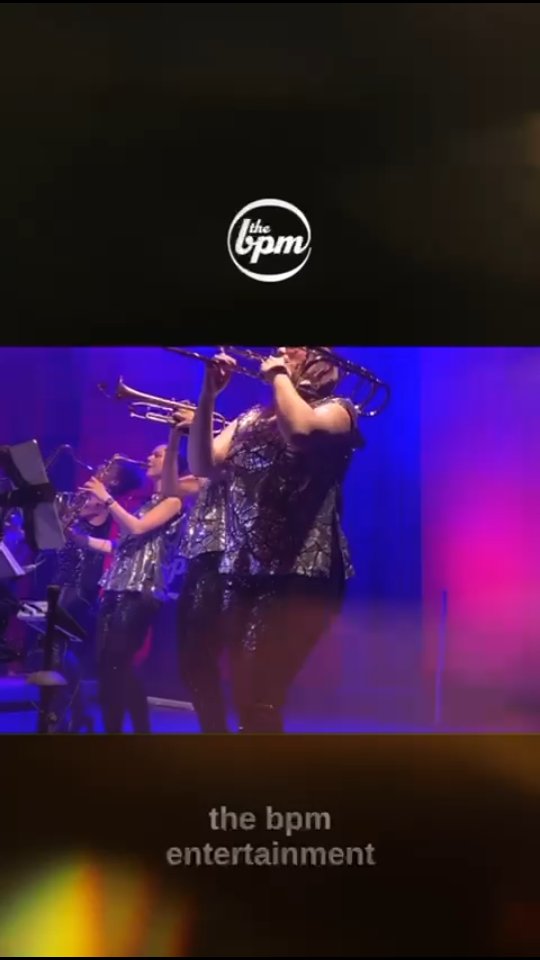 🌟🎶 Lust auf eine Show voller Energie, 80er Sound und dem nötigen Glamour?
Dann ist @thebpmband genau das Richtige für dich 🕺💃🪩
Groovige Beats, Powerstimmen, eine einzigartige female Hornsection und eine mitreißende Show - hochkarätige Musiker der nationalen Szene bringen auch deinen Event zum Beben 🎉🚀
Die #DancingQueen wird gekrönt, natürlich ein #Kiss verteilt, manchmal auch im #PurpleRain , aber immerhin #YouCanLeaveYourHatOn ☝️ Partypeople, #LetsGetLoud and #FreakOut, denn #ImSoExcited und we're #WalkingOnSunshine , schliesslich seid ihr #SimplyTheBest 🫶
Let the party started 🪩🎶🎙🌟
#LiveAct #EntertainmentAtItsBest #PremiumShowAct #LivePerformance #EventEntertainment #PartyVibes