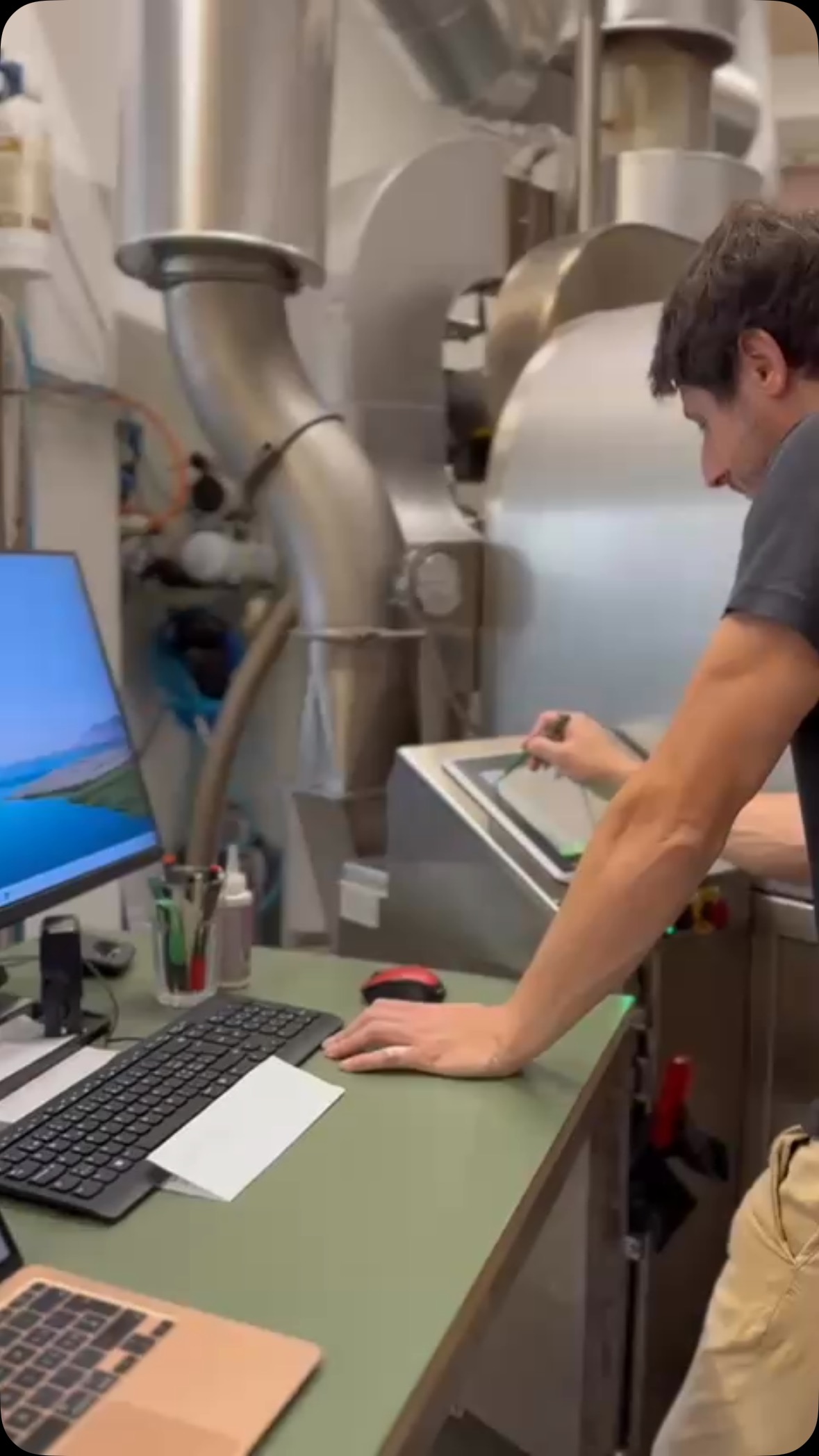 Production week is here!
Every first Tuesday of the month, we carefully prepare orders and roast with Loring for our B2B clients across Europe and Switzerland. 📦 On Wednesday, we pack everything with care, and on Thursday & Friday, we deliver as sustainably as possible – with our electric ID Buzz. ⚡
📍 Thursday → Deliveries in the German-speaking region
📍 Friday → Deliveries in Romandie
Secure your order in time and receive high-quality products with a positive impact.
#SustainableBusiness #B2B #EcoFriendly #GreenLogistics #SustainableDelivery #ElectricVehicle #IDBuzz #BusinessSolutions #SupplyChain #EthicalBusiness #SwissBusiness #EuropeanBusiness #EcoConscious #SustainableLiving #GreenBusiness #CarbonNeutral #CleanEnergy #EcoInnovation #FutureOfBusiness #SlowProduction #SustainablePackaging #CircularEconomy