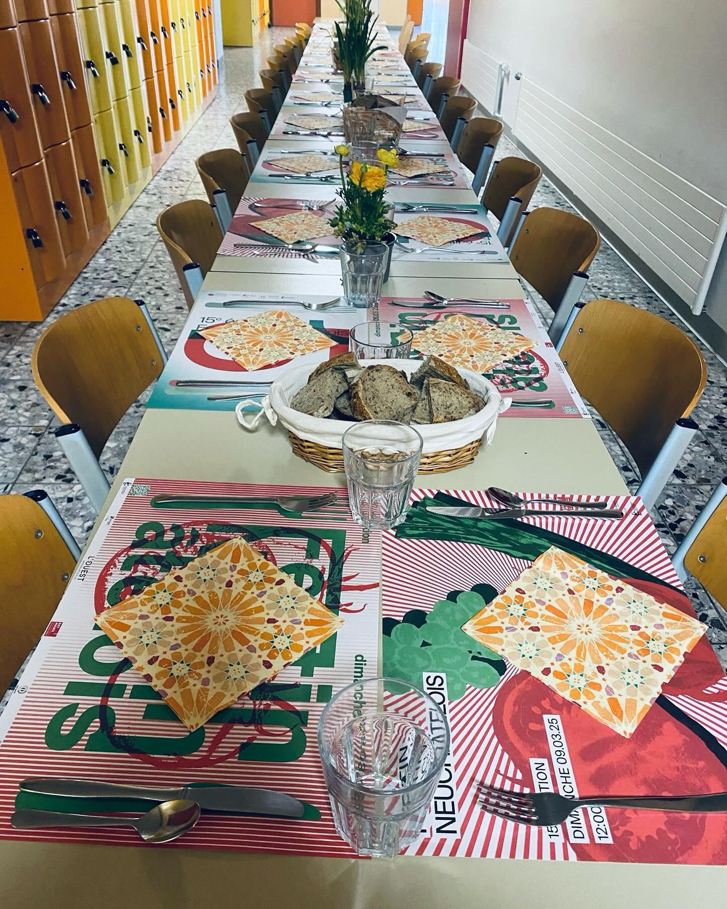 Le Festin neuchâtelois, c’est aussi 500 élèves de 11e HarmoS qui cuisinent des produits du terroir avec leurs enseignants et enseignantes d’économie familiale. Bravo à la 11FR41BIL du collège de Marin.Bravo aux 40 élèves, Katia Currit et Carole Caillet pour ce magnifique repas.