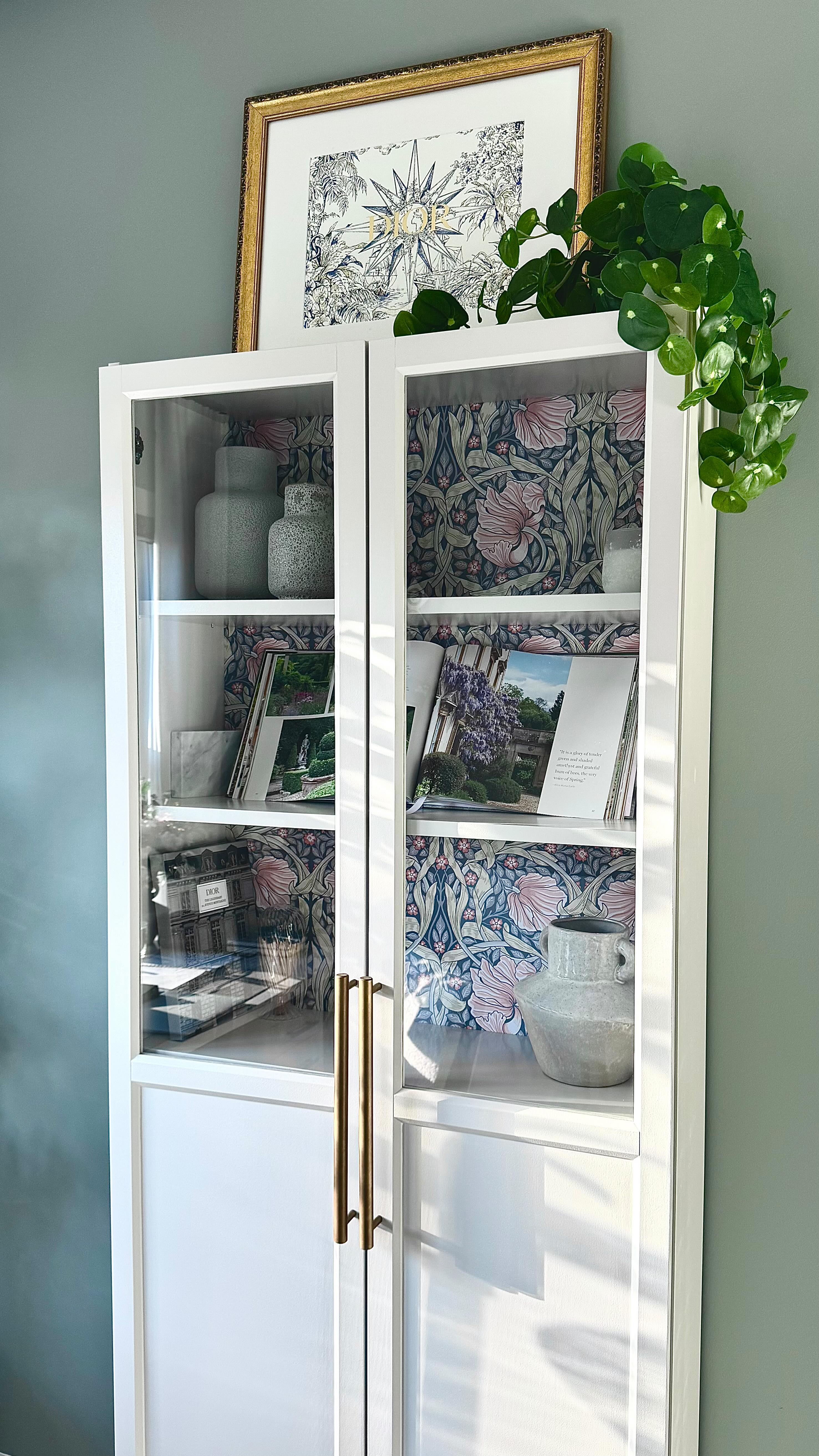 Achieving balance is key when styling a bookshelf—juggling aesthetics and functionality, display and concealment. I opted for the half-glass doors on this IKEA Billy bookcase to hide clutter while maintaining an open, airy feel. A blend of books, vases, and different textures creates a curated yet effortless look, injecting romance and warmth into the space. After all, the best spaces harmonize practicality and beauty. 🌺📚
.
.
.
.
.
.
.
.
.
.
.
.
.
.
.
.
.
.
.
.
#homedecor #ikea #billybookcase #diy #williammorris #bookcase #shelfdecor #shelfstyling #ikeahack #bookshelf #amazonfinds