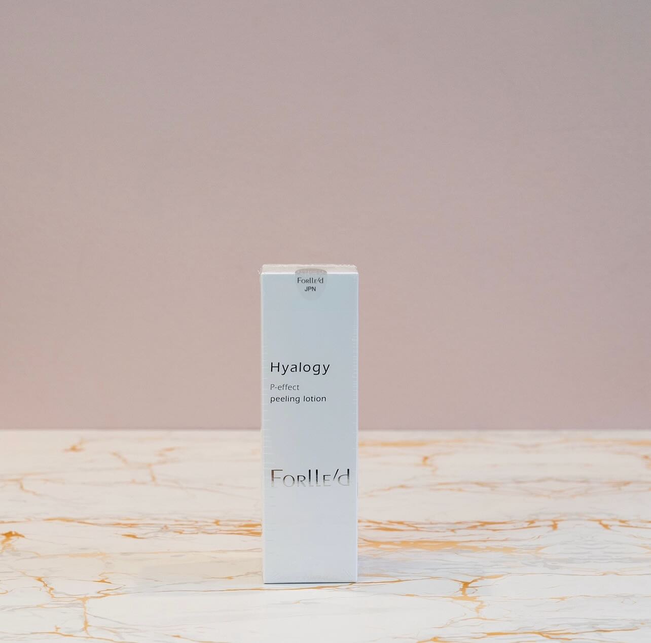 ✨ Entdecke die ultimative Hauterneuerung mit der Hyalogy P-effect Peeling Lotion – der sanfteste Weg zu einem natürlichen, inneren Glanz! ✨
Diese außergewöhnliche Lotion aktiviert revitalisierende Prozesse, die deine Haut nicht nur stärken, sondern auch schützen. Sie exfoliert sanft trockene, rissige, gerötete und verdickte Haut und hinterlässt einen super weichen und geschmeidigen Teint. 🌸💧
Das Geheimnis? Eine einzigartige Kombination aus Lactobacillus, Frucht- und Milchsäuren, die perfekt zusammenarbeiten, um biostimulierende und milde Peeling-Effekte zu erzielen. 🌿🍊
Vorteile:
✅ Für alle Hauttypen geeignet, auch empfindliche Haut
✅ Perfekt bei Hyperkeratose, Stress, fahler Haut und für Stadtbewohner
✅ Ideal vor ästhetischen Eingriffen oder zur Verstärkung von Mesotherapie-Ergebnissen
Hol dir deine Flasche und erlebe die transformative Kraft dieser Lotion – jetzt auch in unserem Salon erhältlich! 🌟 Besuche uns und gönn dir deine Portion Glow! ✨
#Hyalogy #PeelingLotion #Hautpflege #GlowingSkin #NatürlicherGlanz #SanfteExfoliation #Lactobacillus #FruchtSäuren #Hauterneuerung #BeautyRoutine #GlowUp #StrahlendeHaut #PflegeFürJedeHaut #SalonBehandlung #SkincareLover #HealthySkin #SkincareAddict