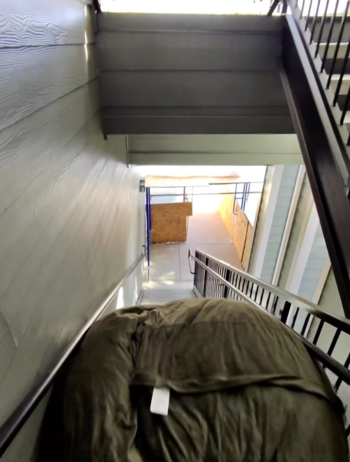 So I’ve been called the “Easy Button” from time to time. You have a 3rd story haul off? No problem, leg day activated! No elevator, pshhhhh, no problem! #dashawayjunkhauling